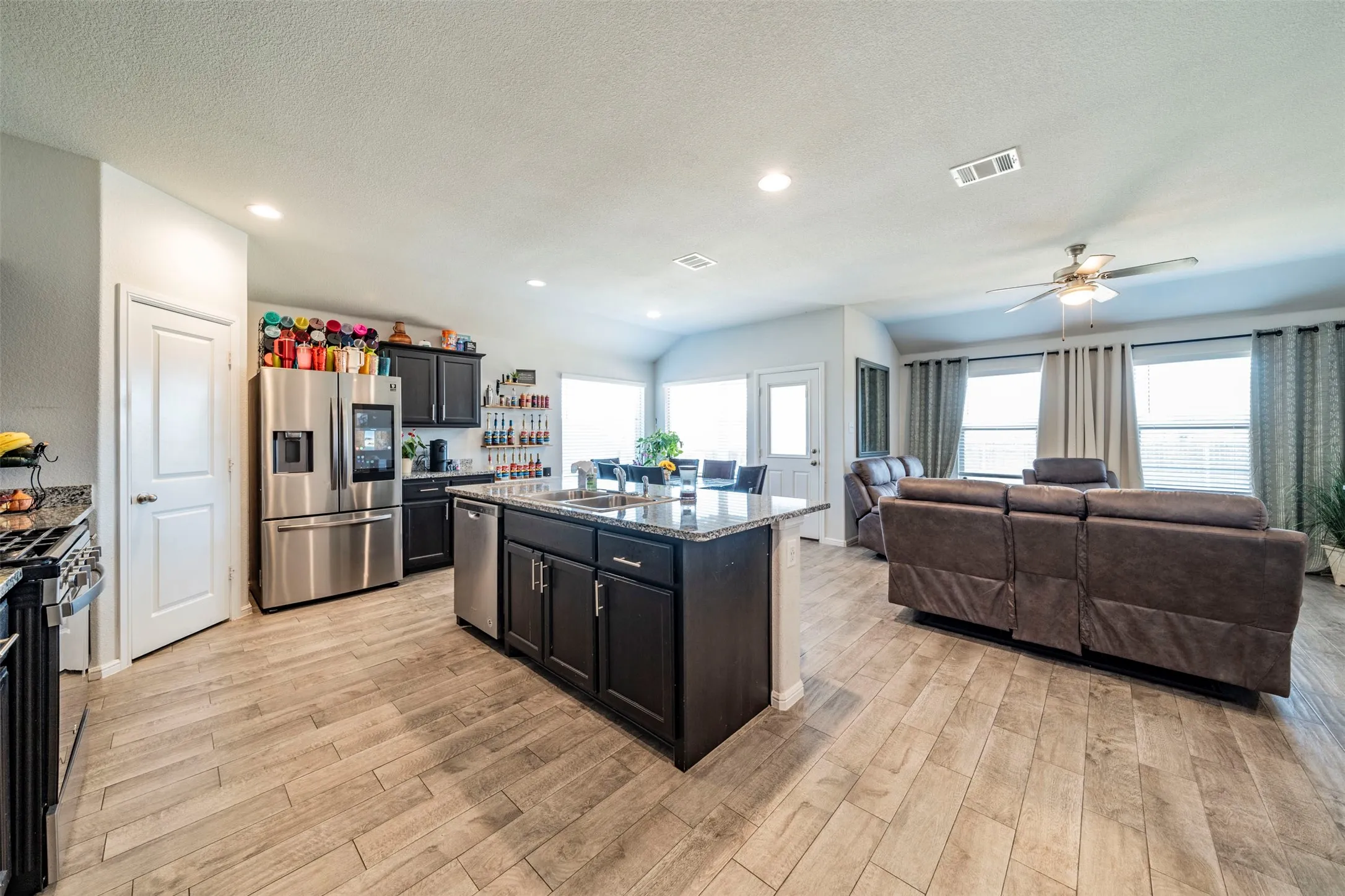 GRANITE COUNTERS! ISLAND! BREAKFAST BAR!