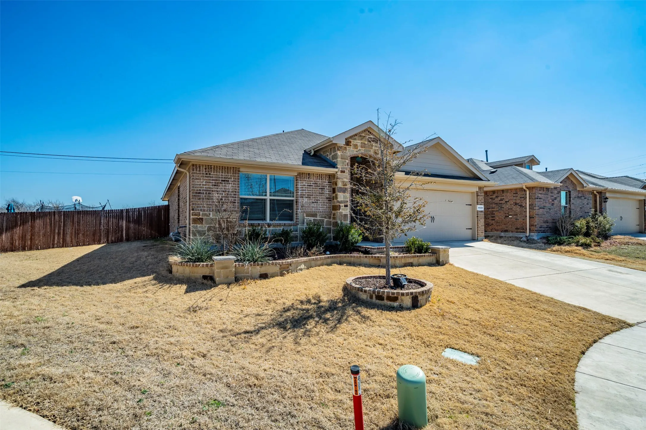 Well Landscaped! FULL SPRINKLER! NO NEIGHBORSTO THE REAR!