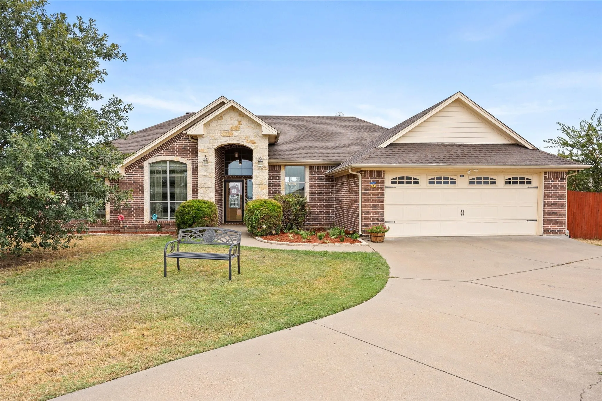 Single Family Residence For Sale in Hood County , 2804 Tour Court, Granbury, Texas 76049, 3 Bedroom, 2 Bathroom, 2 Garage spaces, 1,874 Sqft, built in 2007, mls#21376317, Real Estate Agent in Granbury, Homes For Sale in Hood county, Homes For Sale in Granbury, Realtor in Granbury Texas, Real Estate Brokerage Independent Realty Texas, Luminita Cordes Realtor