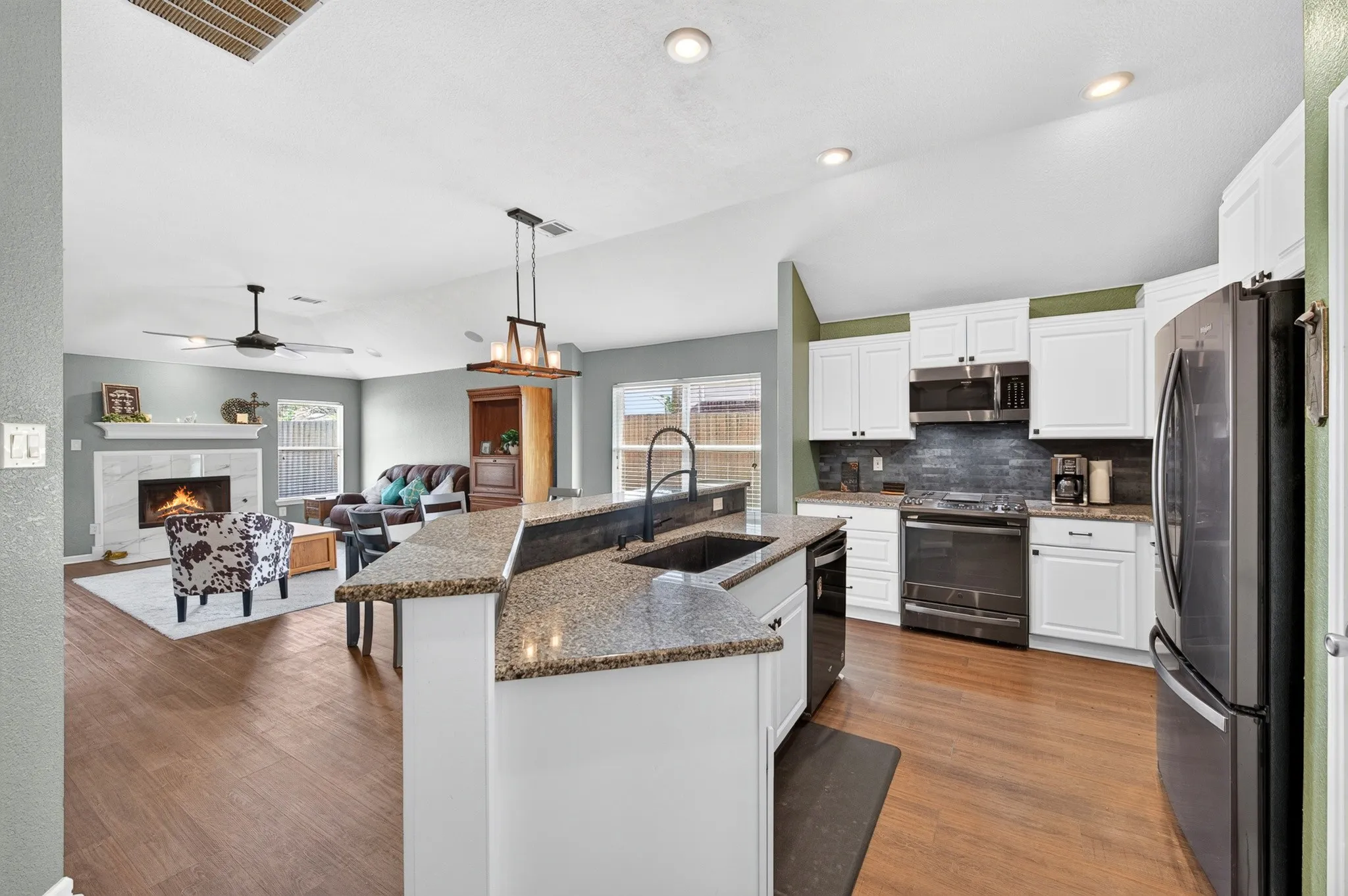 Single Family Residence For Sale in Kaufman County , 132 Redbud Drive, Forney, Texas 75126, 3 Bedroom, 2 Bathroom, 3 Garage spaces, 1,668 Sqft, built in 2004, mls#21376426, Real Estate Agent in Forney, Homes For Sale in Kaufman county, Homes For Sale in Forney, Realtor in Forney Texas, Real Estate Brokerage Independent Realty Texas, Luminita Cordes Realtor