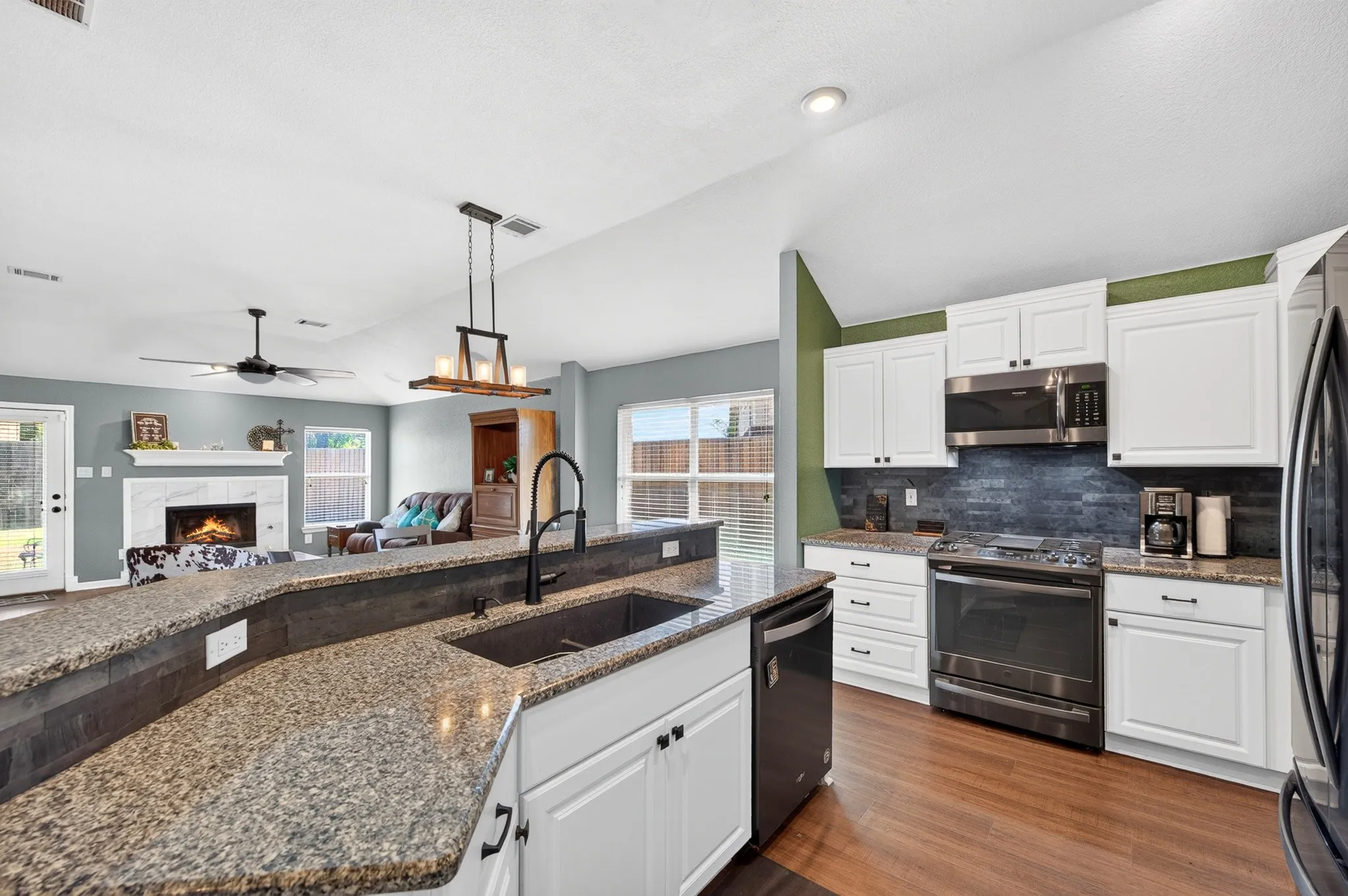 Single Family Residence For Sale in Kaufman County , 132 Redbud Drive, Forney, Texas 75126, 3 Bedroom, 2 Bathroom, 3 Garage spaces, 1,668 Sqft, built in 2004, mls#21376426, Real Estate Agent in Forney, Homes For Sale in Kaufman county, Homes For Sale in Forney, Realtor in Forney Texas, Real Estate Brokerage Independent Realty Texas, Luminita Cordes Realtor
