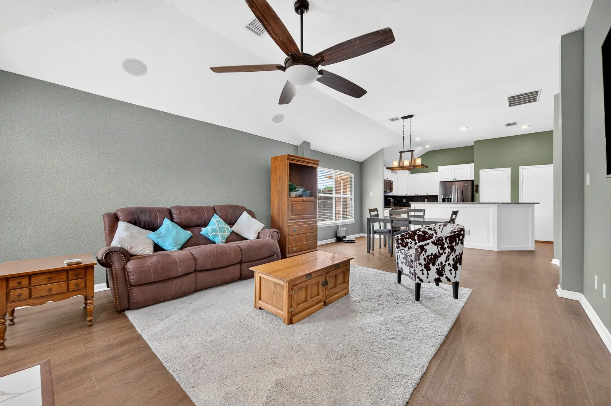 Single Family Residence For Sale in Kaufman County , 132 Redbud Drive, Forney, Texas 75126, 3 Bedroom, 2 Bathroom, 3 Garage spaces, 1,668 Sqft, built in 2004, mls#21376426, Real Estate Agent in Forney, Homes For Sale in Kaufman county, Homes For Sale in Forney, Realtor in Forney Texas, Real Estate Brokerage Independent Realty Texas, Luminita Cordes Realtor