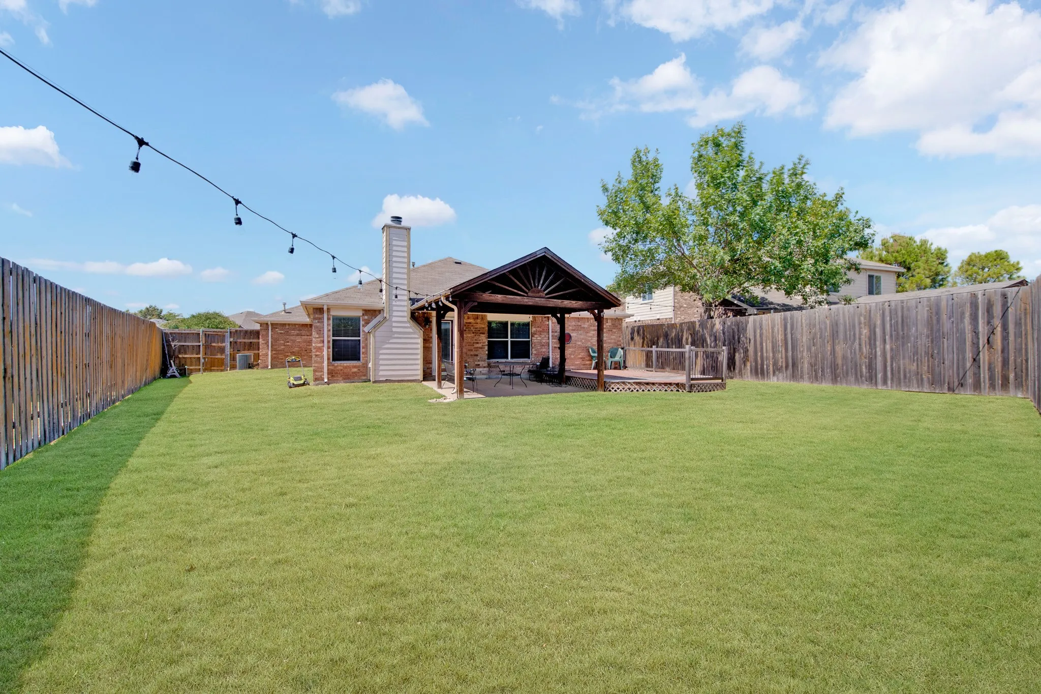 Single Family Residence For Sale in Kaufman County , 132 Redbud Drive, Forney, Texas 75126, 3 Bedroom, 2 Bathroom, 3 Garage spaces, 1,668 Sqft, built in 2004, mls#21376426, Real Estate Agent in Forney, Homes For Sale in Kaufman county, Homes For Sale in Forney, Realtor in Forney Texas, Real Estate Brokerage Independent Realty Texas, Luminita Cordes Realtor