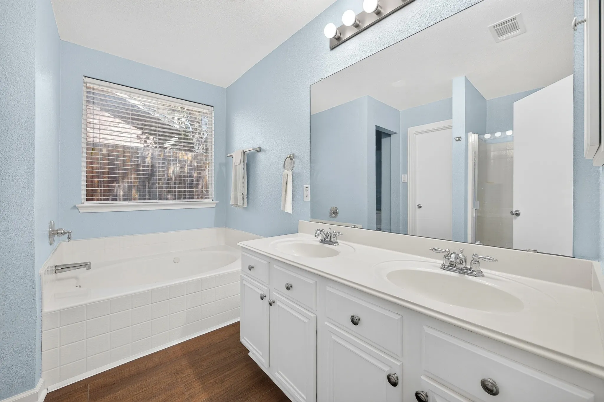 Single Family Residence For Sale in Kaufman County , 132 Redbud Drive, Forney, Texas 75126, 3 Bedroom, 2 Bathroom, 3 Garage spaces, 1,668 Sqft, built in 2004, mls#21376426, Real Estate Agent in Forney, Homes For Sale in Kaufman county, Homes For Sale in Forney, Realtor in Forney Texas, Real Estate Brokerage Independent Realty Texas, Luminita Cordes Realtor