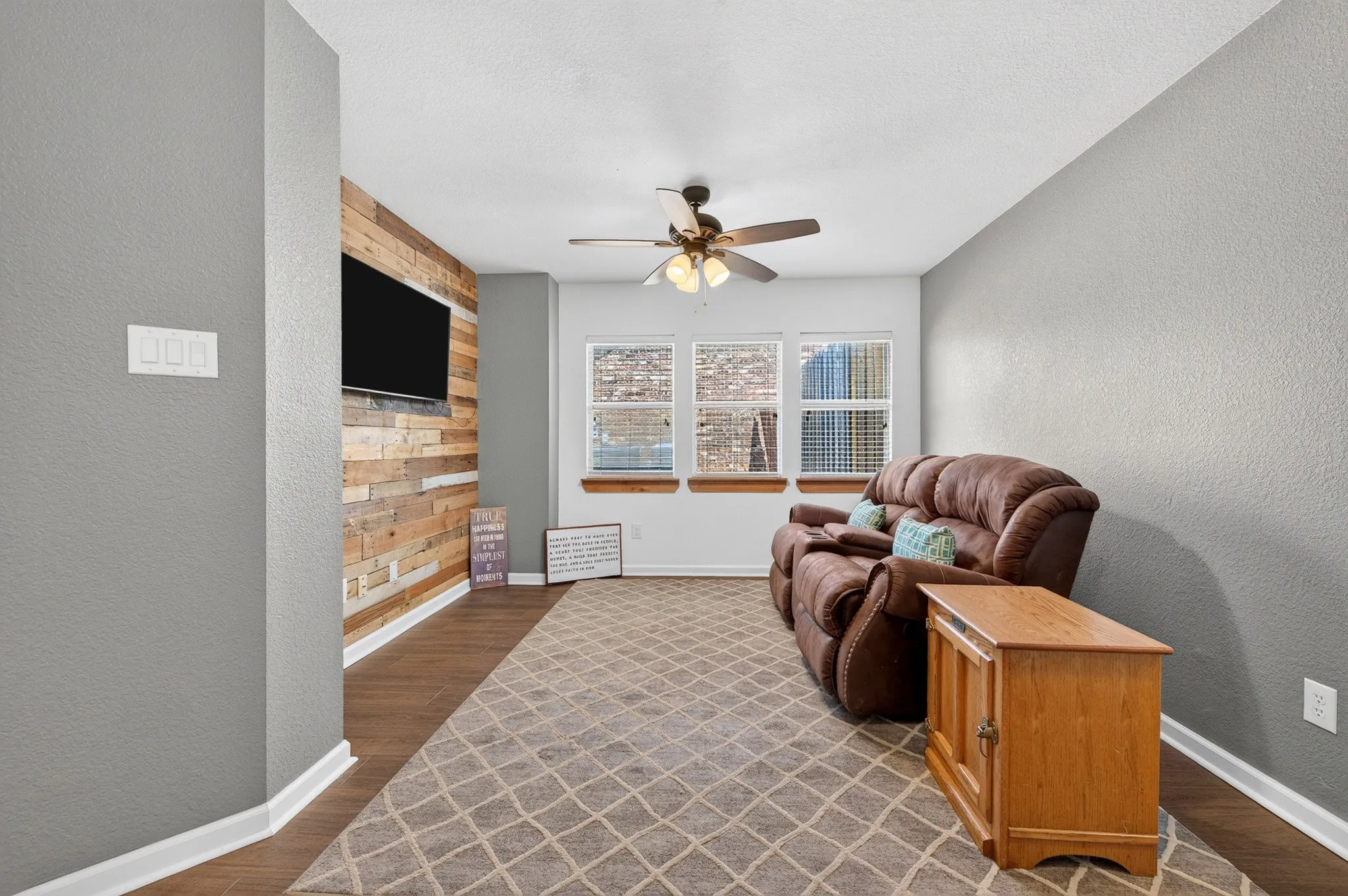 Single Family Residence For Sale in Kaufman County , 132 Redbud Drive, Forney, Texas 75126, 3 Bedroom, 2 Bathroom, 3 Garage spaces, 1,668 Sqft, built in 2004, mls#21376426, Real Estate Agent in Forney, Homes For Sale in Kaufman county, Homes For Sale in Forney, Realtor in Forney Texas, Real Estate Brokerage Independent Realty Texas, Luminita Cordes Realtor