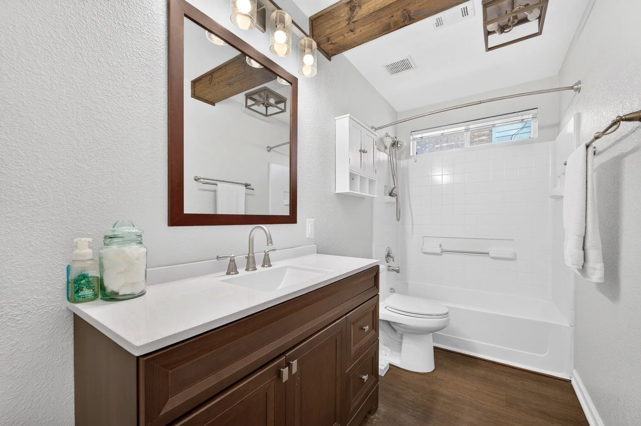 Single Family Residence For Sale in Kaufman County , 132 Redbud Drive, Forney, Texas 75126, 3 Bedroom, 2 Bathroom, 3 Garage spaces, 1,668 Sqft, built in 2004, mls#21376426, Real Estate Agent in Forney, Homes For Sale in Kaufman county, Homes For Sale in Forney, Realtor in Forney Texas, Real Estate Brokerage Independent Realty Texas, Luminita Cordes Realtor