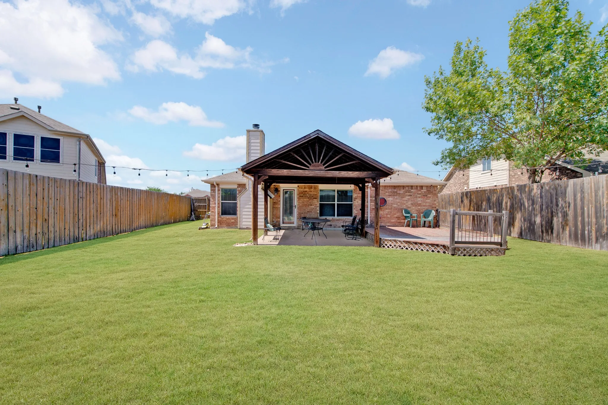 Single Family Residence For Sale in Kaufman County , 132 Redbud Drive, Forney, Texas 75126, 3 Bedroom, 2 Bathroom, 3 Garage spaces, 1,668 Sqft, built in 2004, mls#21376426, Real Estate Agent in Forney, Homes For Sale in Kaufman county, Homes For Sale in Forney, Realtor in Forney Texas, Real Estate Brokerage Independent Realty Texas, Luminita Cordes Realtor