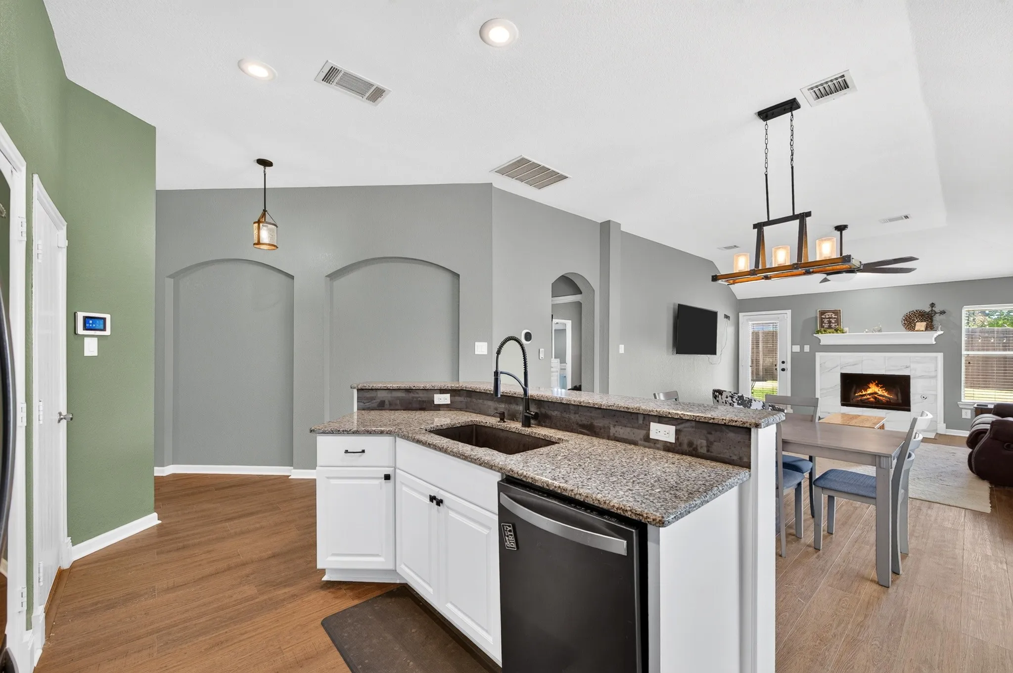 Single Family Residence For Sale in Kaufman County , 132 Redbud Drive, Forney, Texas 75126, 3 Bedroom, 2 Bathroom, 3 Garage spaces, 1,668 Sqft, built in 2004, mls#21376426, Real Estate Agent in Forney, Homes For Sale in Kaufman county, Homes For Sale in Forney, Realtor in Forney Texas, Real Estate Brokerage Independent Realty Texas, Luminita Cordes Realtor
