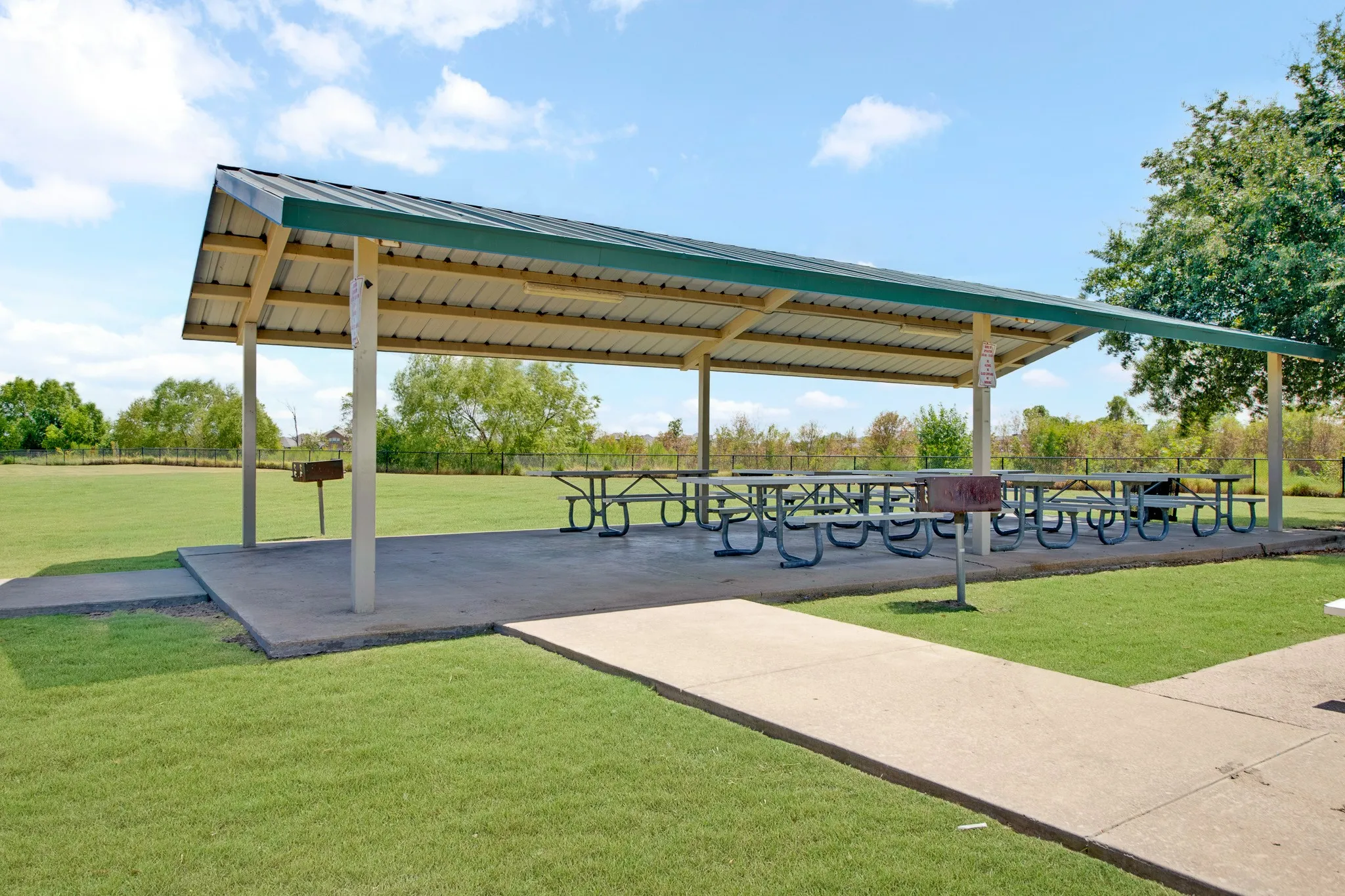 Single Family Residence For Sale in Kaufman County , 132 Redbud Drive, Forney, Texas 75126, 3 Bedroom, 2 Bathroom, 3 Garage spaces, 1,668 Sqft, built in 2004, mls#21376426, Real Estate Agent in Forney, Homes For Sale in Kaufman county, Homes For Sale in Forney, Realtor in Forney Texas, Real Estate Brokerage Independent Realty Texas, Luminita Cordes Realtor