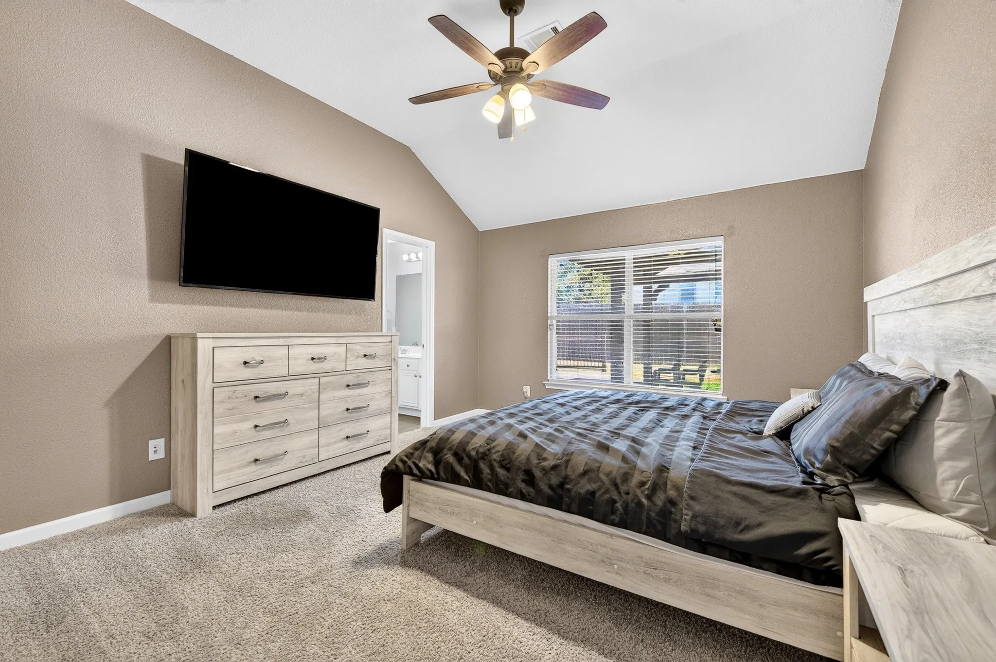 Single Family Residence For Sale in Kaufman County , 132 Redbud Drive, Forney, Texas 75126, 3 Bedroom, 2 Bathroom, 3 Garage spaces, 1,668 Sqft, built in 2004, mls#21376426, Real Estate Agent in Forney, Homes For Sale in Kaufman county, Homes For Sale in Forney, Realtor in Forney Texas, Real Estate Brokerage Independent Realty Texas, Luminita Cordes Realtor