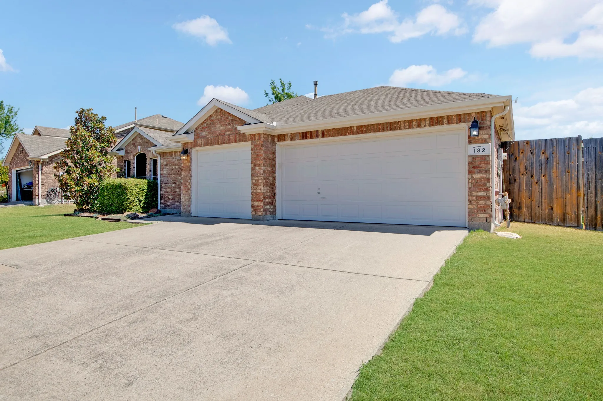 Single Family Residence For Sale in Kaufman County , 132 Redbud Drive, Forney, Texas 75126, 3 Bedroom, 2 Bathroom, 3 Garage spaces, 1,668 Sqft, built in 2004, mls#21376426, Real Estate Agent in Forney, Homes For Sale in Kaufman county, Homes For Sale in Forney, Realtor in Forney Texas, Real Estate Brokerage Independent Realty Texas, Luminita Cordes Realtor