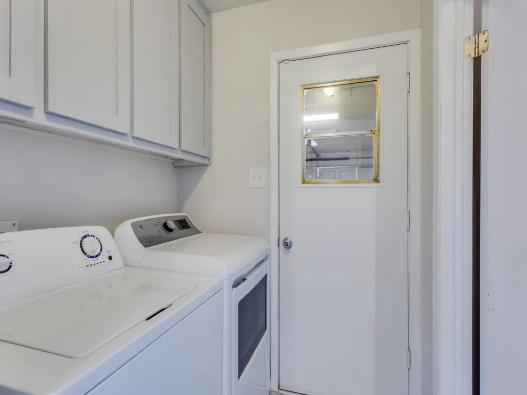 Single Family Residence For Rent in Tarrant County , 2946 Canyon Drive, Grapevine, Texas 76051, 4 Bedroom, 2 Bathroom, 2 Garage spaces, 1,744 Sqft, built in 1976, mls#21376767, Real Estate Agent in Grapevine, Homes For Rent in Tarrant county, Homes For Rent in Grapevine, Realtor in Grapevine Texas, Real Estate Brokerage Independent Realty Texas, Luminita Cordes Realtor