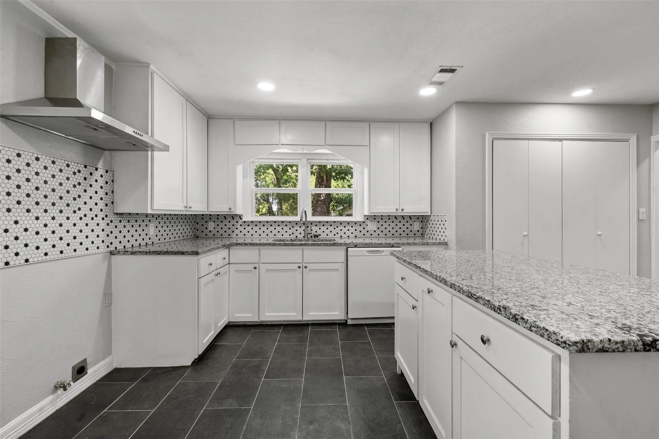 Single Family Residence For Sale in Mc Lennan County , 4529 Sanger Avenue, Waco, Texas 76710, 3 Bedroom, 2 Bathroom, 2 Garage spaces, 1,318 Sqft, built in 1953, mls#21377483, Real Estate Agent in Waco, Homes For Sale in Mc Lennan county, Homes For Sale in Waco, Realtor in Waco Texas, Real Estate Brokerage Independent Realty Texas, Luminita Cordes Realtor