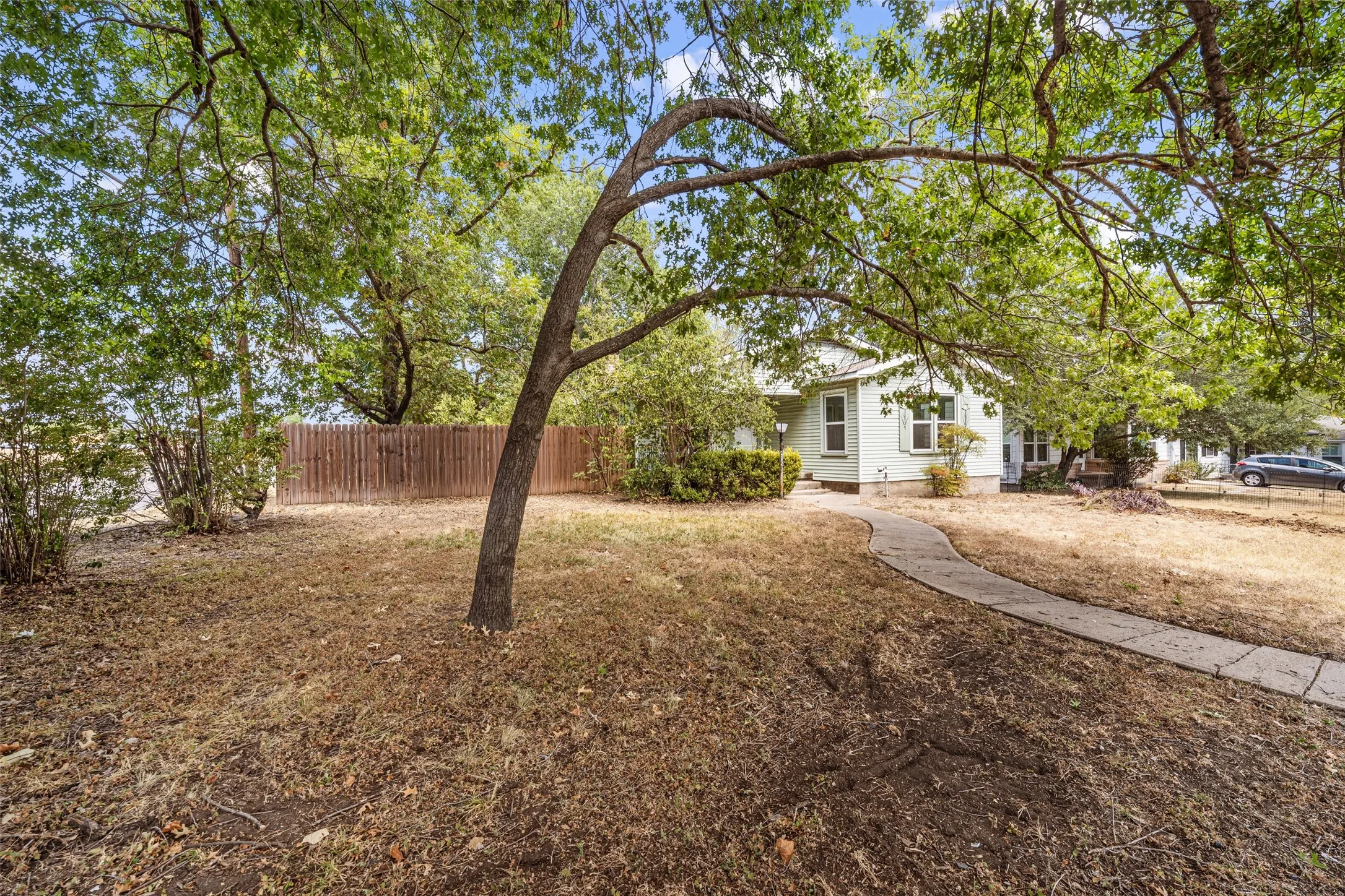 Single Family Residence For Sale in Mc Lennan County , 4529 Sanger Avenue, Waco, Texas 76710, 3 Bedroom, 2 Bathroom, 2 Garage spaces, 1,318 Sqft, built in 1953, mls#21377483, Real Estate Agent in Waco, Homes For Sale in Mc Lennan county, Homes For Sale in Waco, Realtor in Waco Texas, Real Estate Brokerage Independent Realty Texas, Luminita Cordes Realtor