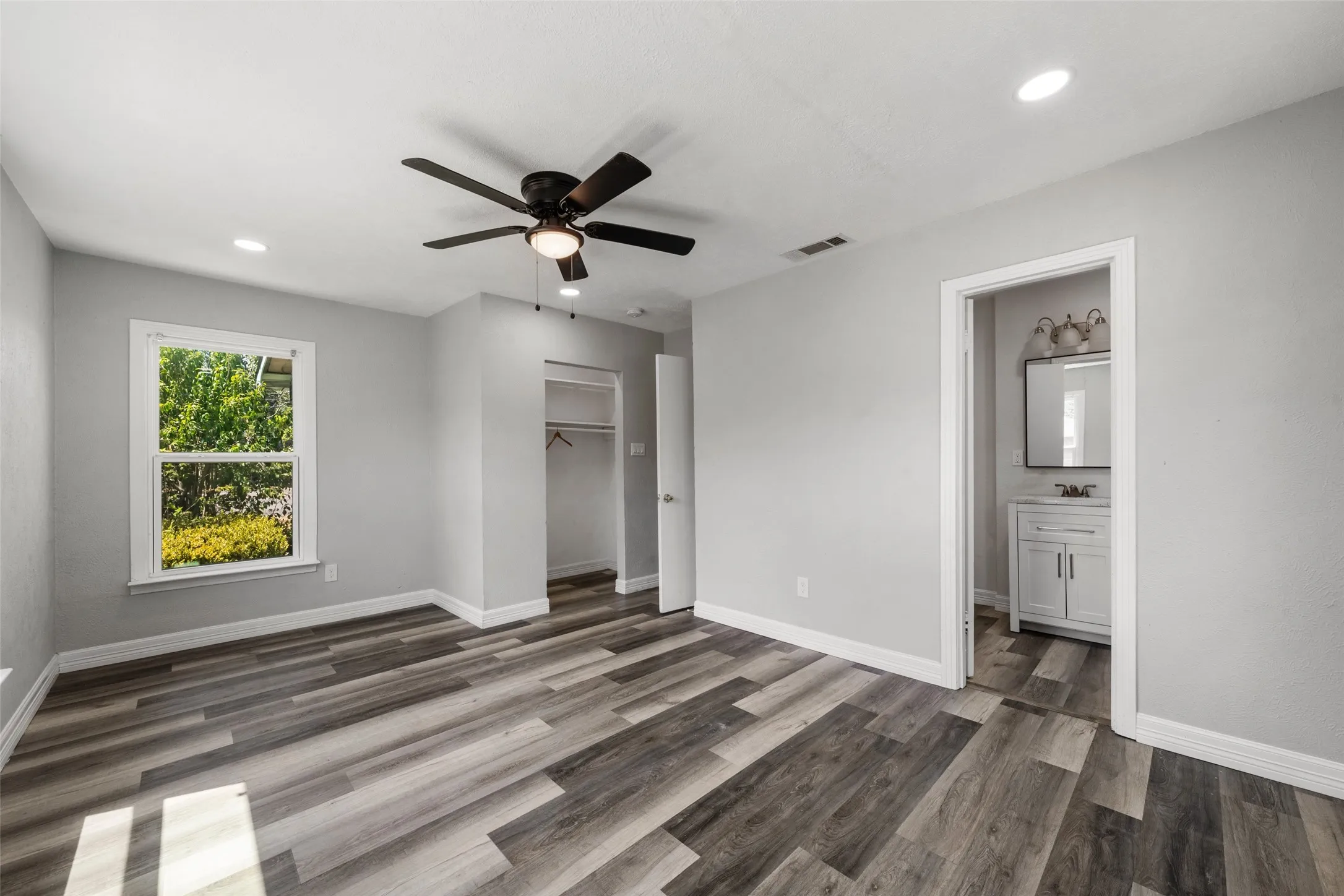 Single Family Residence For Sale in Mc Lennan County , 4529 Sanger Avenue, Waco, Texas 76710, 3 Bedroom, 2 Bathroom, 2 Garage spaces, 1,318 Sqft, built in 1953, mls#21377483, Real Estate Agent in Waco, Homes For Sale in Mc Lennan county, Homes For Sale in Waco, Realtor in Waco Texas, Real Estate Brokerage Independent Realty Texas, Luminita Cordes Realtor