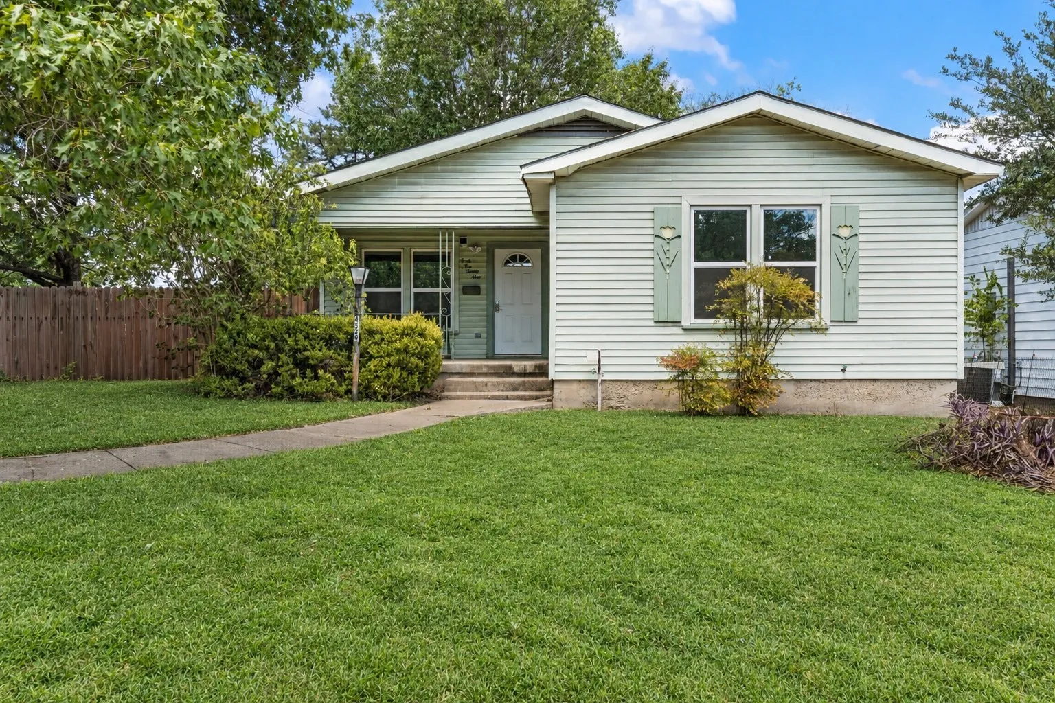 Single Family Residence For Sale in Mc Lennan County , 4529 Sanger Avenue, Waco, Texas 76710, 3 Bedroom, 2 Bathroom, 2 Garage spaces, 1,318 Sqft, built in 1953, mls#21377483, Real Estate Agent in Waco, Homes For Sale in Mc Lennan county, Homes For Sale in Waco, Realtor in Waco Texas, Real Estate Brokerage Independent Realty Texas, Luminita Cordes Realtor