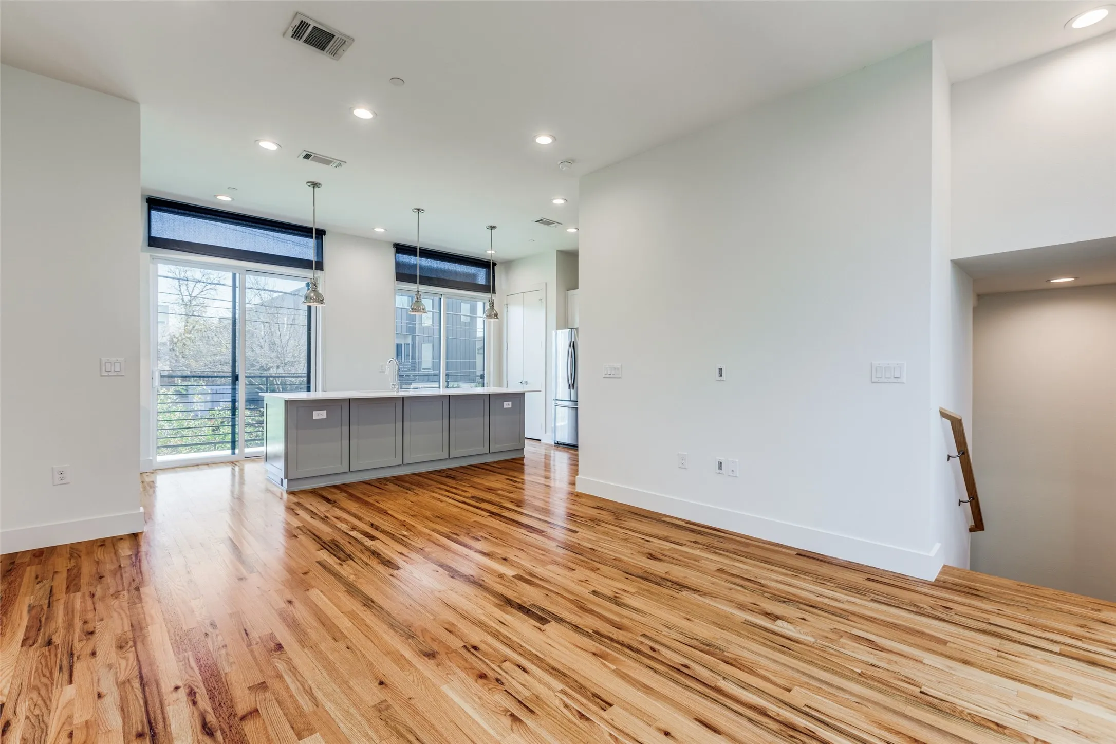 Townhouse For Rent in Dallas County , 4426 Cabell Drive 1307, Dallas, Texas 75204, 2 Bedroom, 3 Bathroom, 2 Garage spaces, 1,375 Sqft, built in 2019, mls#21377596, Real Estate Agent in Dallas, Homes For Rent in Dallas county, Homes For Rent in Dallas, Realtor in Dallas Texas, Real Estate Brokerage Independent Realty Texas, Luminita Cordes Realtor