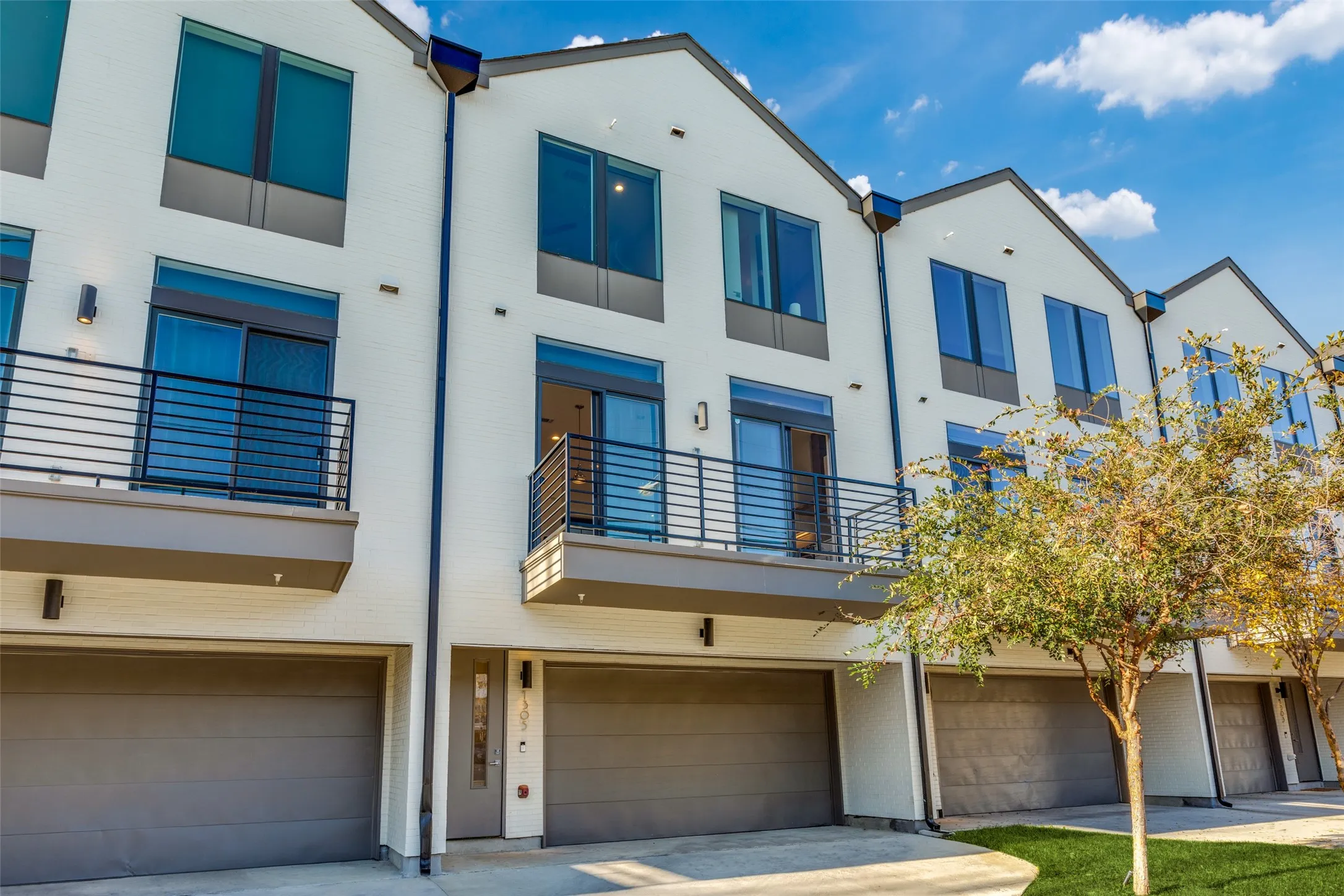 Townhouse For Rent in Dallas County , 4426 Cabell Drive 1307, Dallas, Texas 75204, 2 Bedroom, 3 Bathroom, 2 Garage spaces, 1,375 Sqft, built in 2019, mls#21377596, Real Estate Agent in Dallas, Homes For Rent in Dallas county, Homes For Rent in Dallas, Realtor in Dallas Texas, Real Estate Brokerage Independent Realty Texas, Luminita Cordes Realtor
