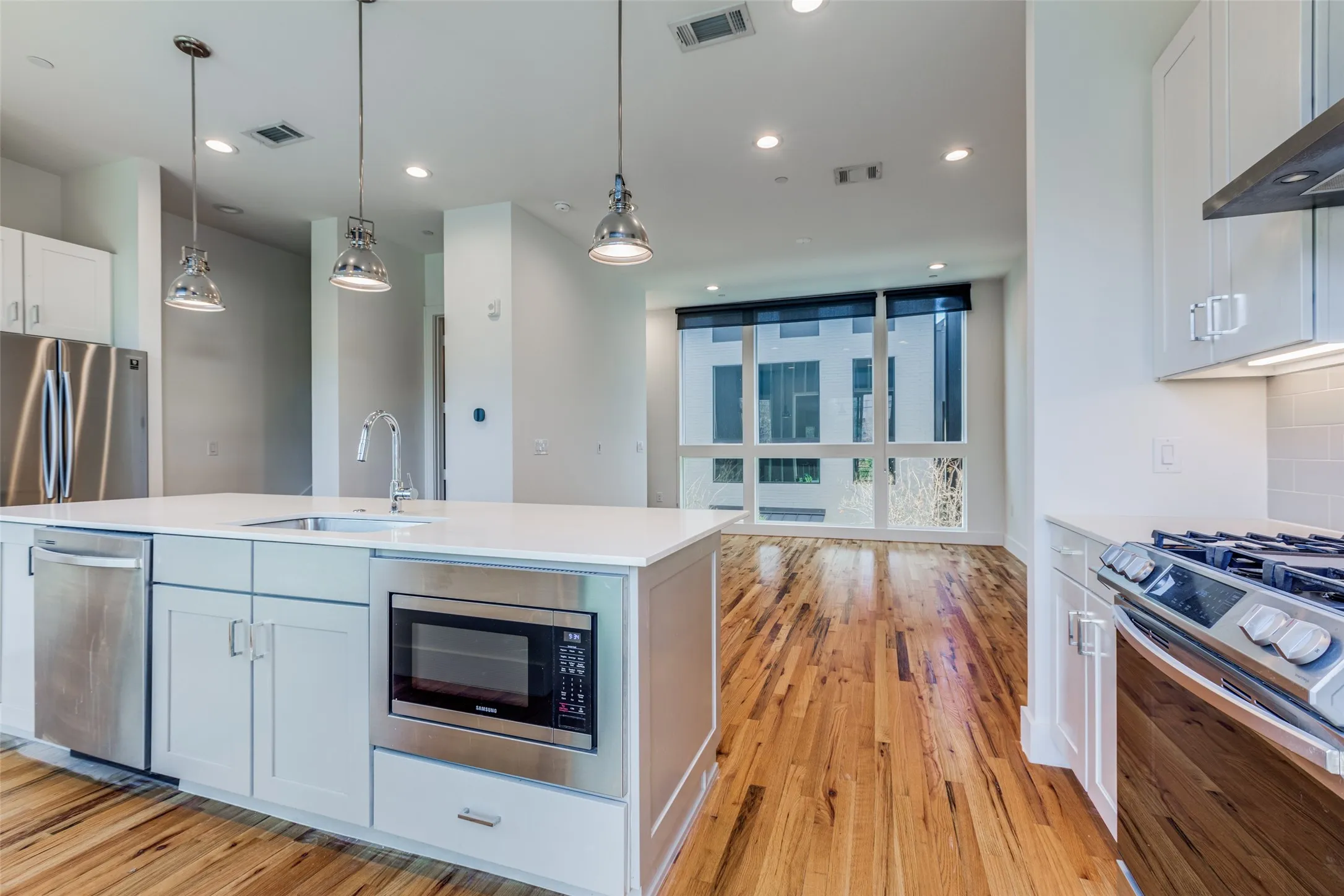 Townhouse For Rent in Dallas County , 4426 Cabell Drive 1307, Dallas, Texas 75204, 2 Bedroom, 3 Bathroom, 2 Garage spaces, 1,375 Sqft, built in 2019, mls#21377596, Real Estate Agent in Dallas, Homes For Rent in Dallas county, Homes For Rent in Dallas, Realtor in Dallas Texas, Real Estate Brokerage Independent Realty Texas, Luminita Cordes Realtor