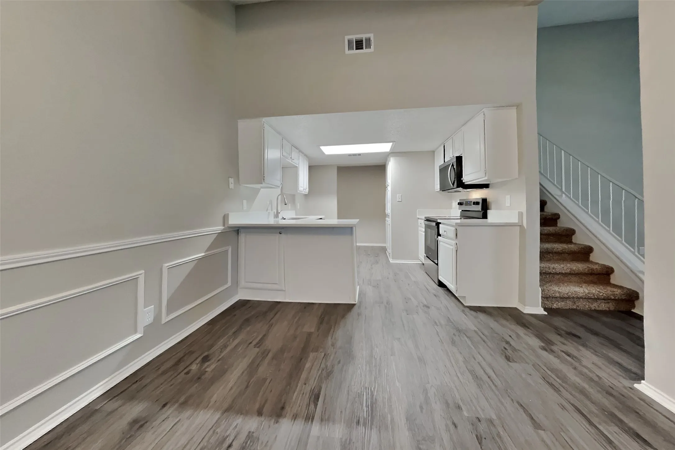 Single Family Residence For Rent in Tarrant County , 6011 Parkmeadow Drive, Arlington, Texas 76018, 4 Bedroom, 3 Bathroom, 2 Garage spaces, 1,796 Sqft, built in 1989, mls#21377575, Real Estate Agent in Arlington, Homes For Rent in Tarrant county, Homes For Rent in Arlington, Realtor in Arlington Texas, Real Estate Brokerage Independent Realty Texas, Luminita Cordes Realtor