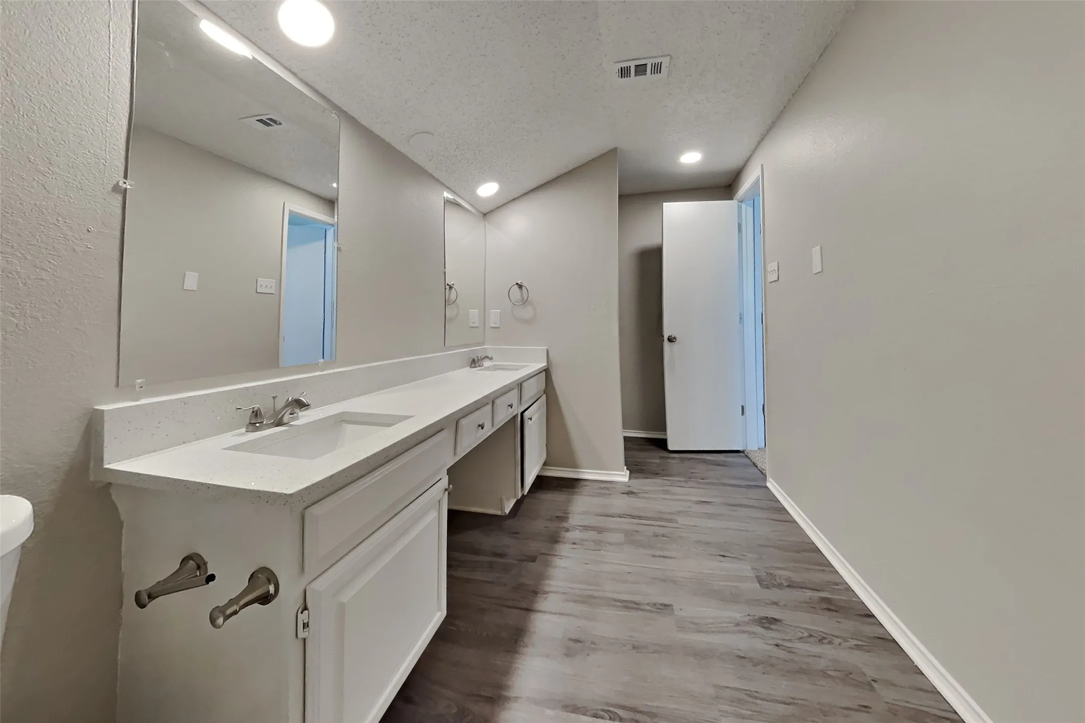 Single Family Residence For Rent in Tarrant County , 6011 Parkmeadow Drive, Arlington, Texas 76018, 4 Bedroom, 3 Bathroom, 2 Garage spaces, 1,796 Sqft, built in 1989, mls#21377575, Real Estate Agent in Arlington, Homes For Rent in Tarrant county, Homes For Rent in Arlington, Realtor in Arlington Texas, Real Estate Brokerage Independent Realty Texas, Luminita Cordes Realtor