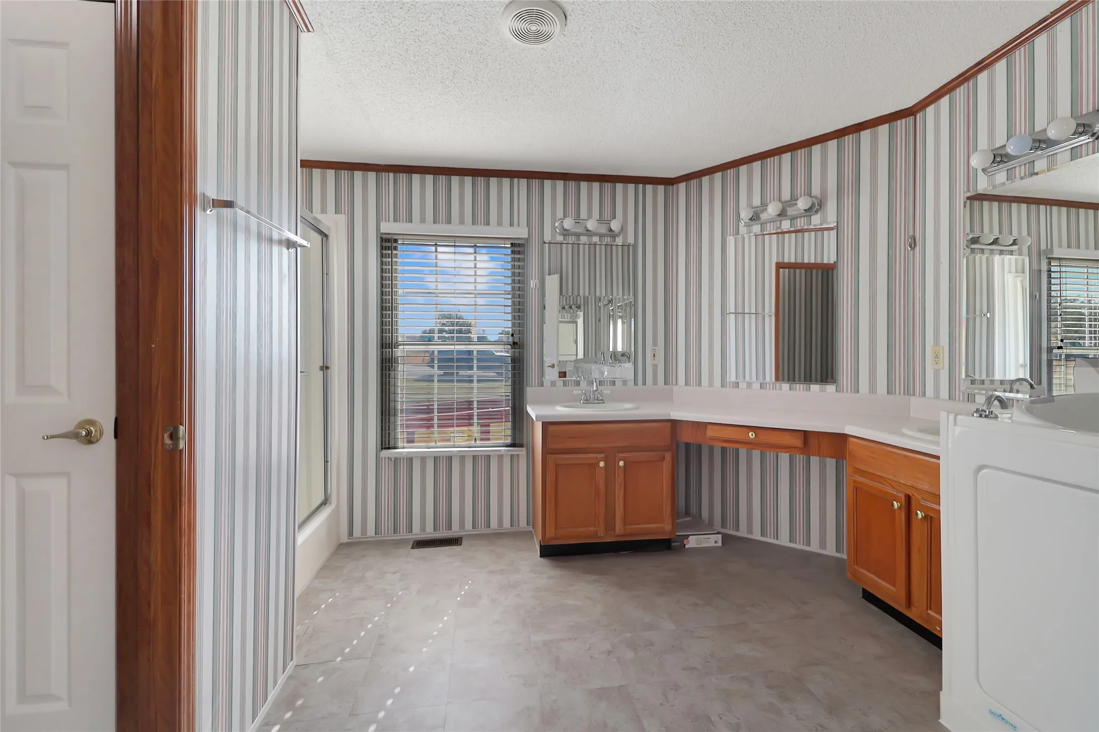Manufactured Home For Sale in Denton County , 12981 Heather Brook Road, Justin, Texas 76247, 4 Bedroom, 2 Bathroom, Garage spaces, 2,432 Sqft, built in 2001, mls#21377617, Real Estate Agent in Justin, Homes For Sale in Denton county, Homes For Sale in Justin, Realtor in Justin Texas, Real Estate Brokerage Independent Realty Texas, Luminita Cordes Realtor