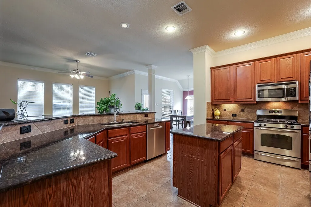 Single Family Residence For Sale in Tarrant County , 2815 Fox Creek Trail, Arlington, Texas 76017, 3 Bedroom, 2 Bathroom, 2 Garage spaces, 2,489 Sqft, built in 2009, mls#21377271, Real Estate Agent in Arlington, Homes For Sale in Tarrant county, Homes For Sale in Arlington, Realtor in Arlington Texas, Real Estate Brokerage Independent Realty Texas, Luminita Cordes Realtor