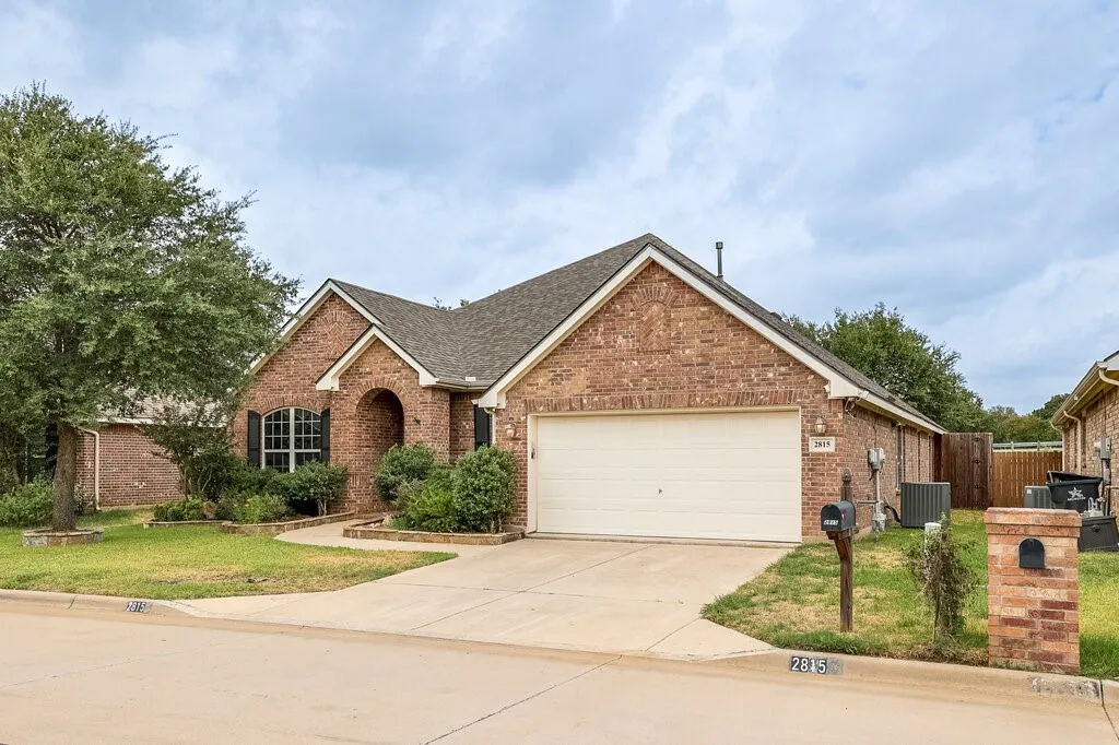 Single Family Residence For Sale in Tarrant County , 2815 Fox Creek Trail, Arlington, Texas 76017, 3 Bedroom, 2 Bathroom, 2 Garage spaces, 2,489 Sqft, built in 2009, mls#21377271, Real Estate Agent in Arlington, Homes For Sale in Tarrant county, Homes For Sale in Arlington, Realtor in Arlington Texas, Real Estate Brokerage Independent Realty Texas, Luminita Cordes Realtor