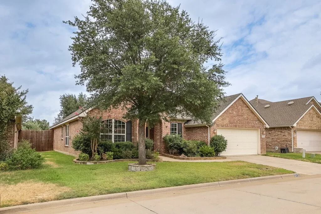 Single Family Residence For Sale in Tarrant County , 2815 Fox Creek Trail, Arlington, Texas 76017, 3 Bedroom, 2 Bathroom, 2 Garage spaces, 2,489 Sqft, built in 2009, mls#21377271, Real Estate Agent in Arlington, Homes For Sale in Tarrant county, Homes For Sale in Arlington, Realtor in Arlington Texas, Real Estate Brokerage Independent Realty Texas, Luminita Cordes Realtor