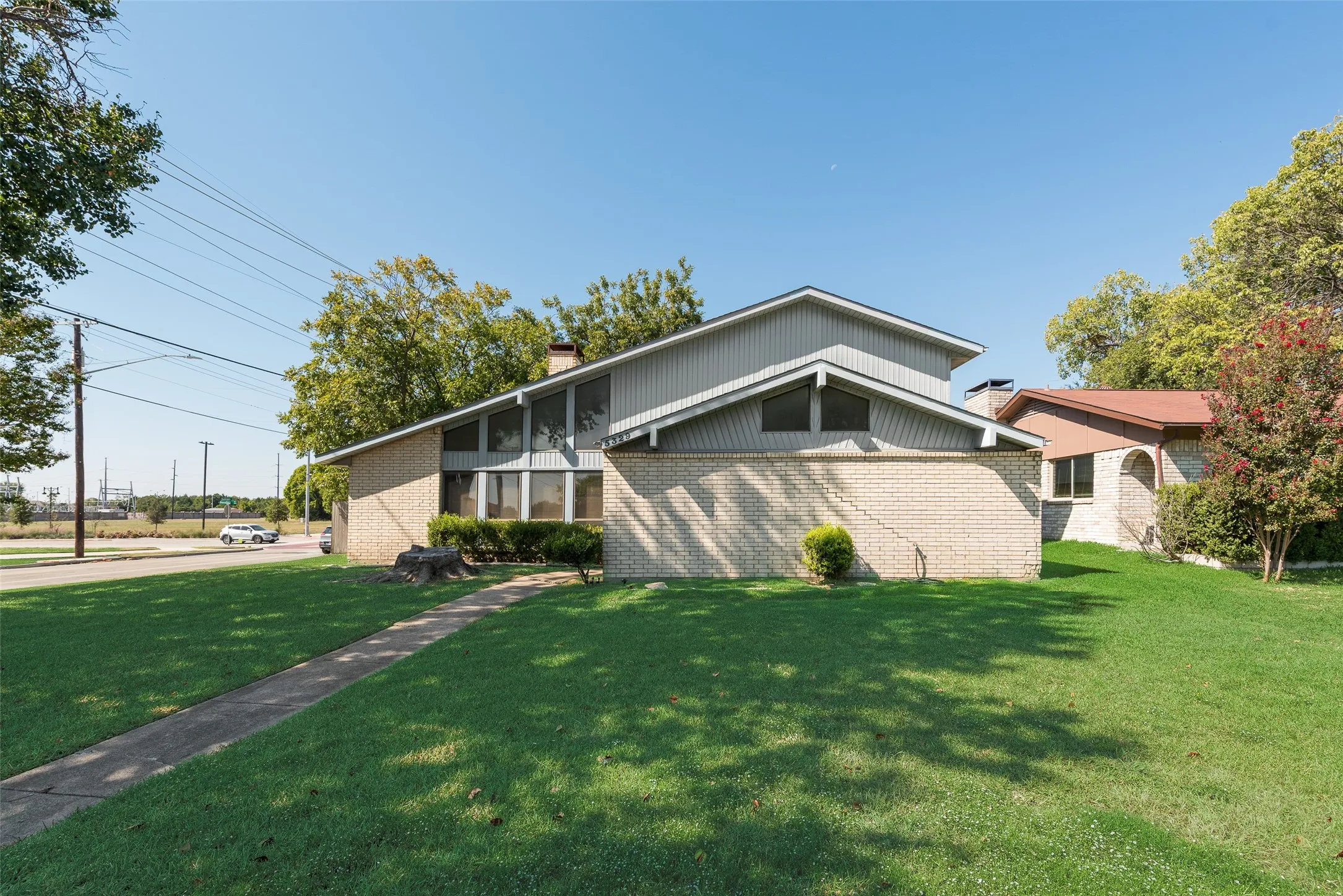 Single Family Residence For Sale in Dallas County , 5329 Daytona Drive, Garland, Texas 75043, 4 Bedroom, 2 Bathroom, 2 Garage spaces, 1,954 Sqft, built in 1974, mls#21352727, Real Estate Agent in Garland, Homes For Sale in Dallas county, Homes For Sale in Garland, Realtor in Garland Texas, Real Estate Brokerage Independent Realty Texas, Luminita Cordes Realtor
