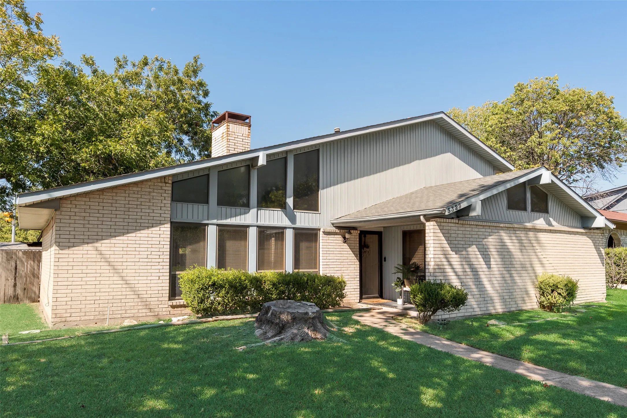 Single Family Residence For Sale in Dallas County , 5329 Daytona Drive, Garland, Texas 75043, 4 Bedroom, 2 Bathroom, 2 Garage spaces, 1,954 Sqft, built in 1974, mls#21352727, Real Estate Agent in Garland, Homes For Sale in Dallas county, Homes For Sale in Garland, Realtor in Garland Texas, Real Estate Brokerage Independent Realty Texas, Luminita Cordes Realtor