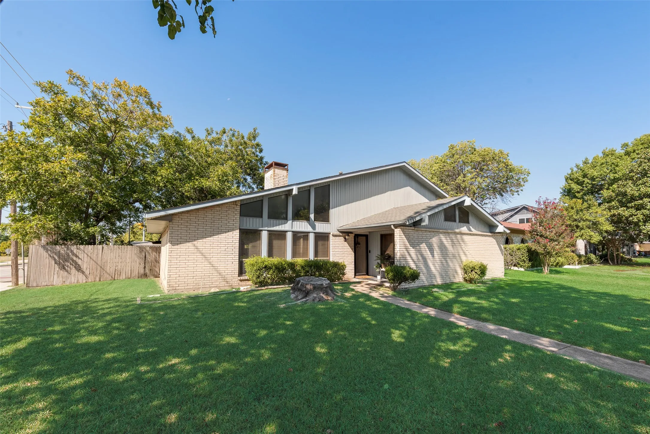 Single Family Residence For Sale in Dallas County , 5329 Daytona Drive, Garland, Texas 75043, 4 Bedroom, 2 Bathroom, 2 Garage spaces, 1,954 Sqft, built in 1974, mls#21352727, Real Estate Agent in Garland, Homes For Sale in Dallas county, Homes For Sale in Garland, Realtor in Garland Texas, Real Estate Brokerage Independent Realty Texas, Luminita Cordes Realtor