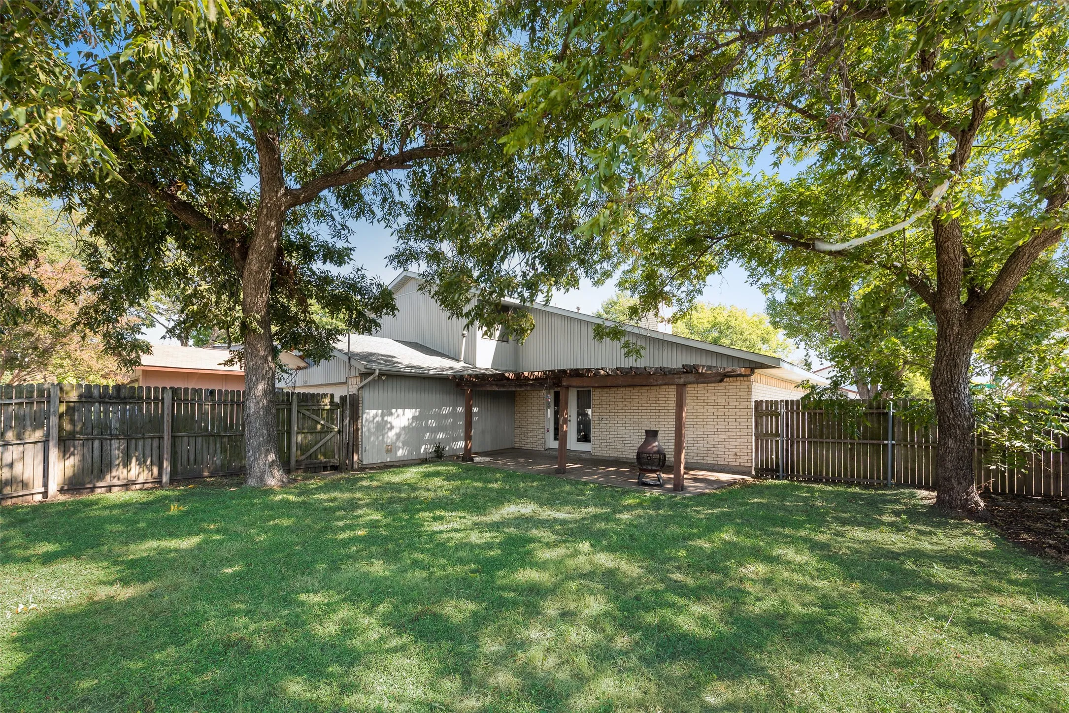 Single Family Residence For Sale in Dallas County , 5329 Daytona Drive, Garland, Texas 75043, 4 Bedroom, 2 Bathroom, 2 Garage spaces, 1,954 Sqft, built in 1974, mls#21352727, Real Estate Agent in Garland, Homes For Sale in Dallas county, Homes For Sale in Garland, Realtor in Garland Texas, Real Estate Brokerage Independent Realty Texas, Luminita Cordes Realtor