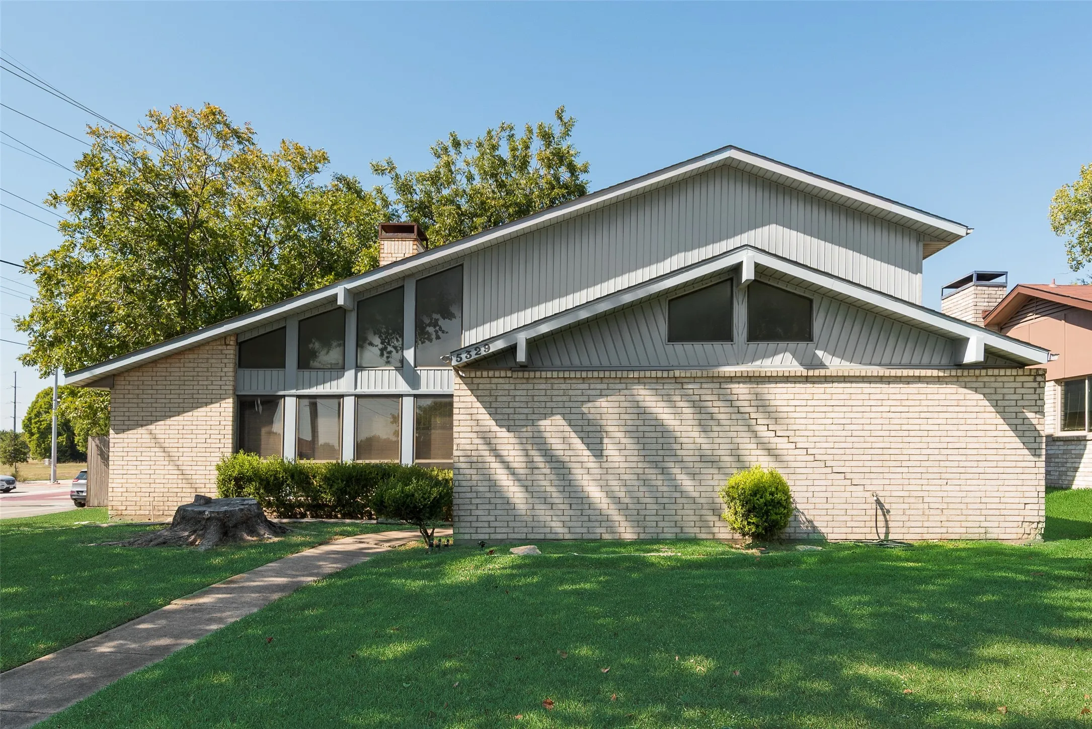 Single Family Residence For Sale in Dallas County , 5329 Daytona Drive, Garland, Texas 75043, 4 Bedroom, 2 Bathroom, 2 Garage spaces, 1,954 Sqft, built in 1974, mls#21352727, Real Estate Agent in Garland, Homes For Sale in Dallas county, Homes For Sale in Garland, Realtor in Garland Texas, Real Estate Brokerage Independent Realty Texas, Luminita Cordes Realtor