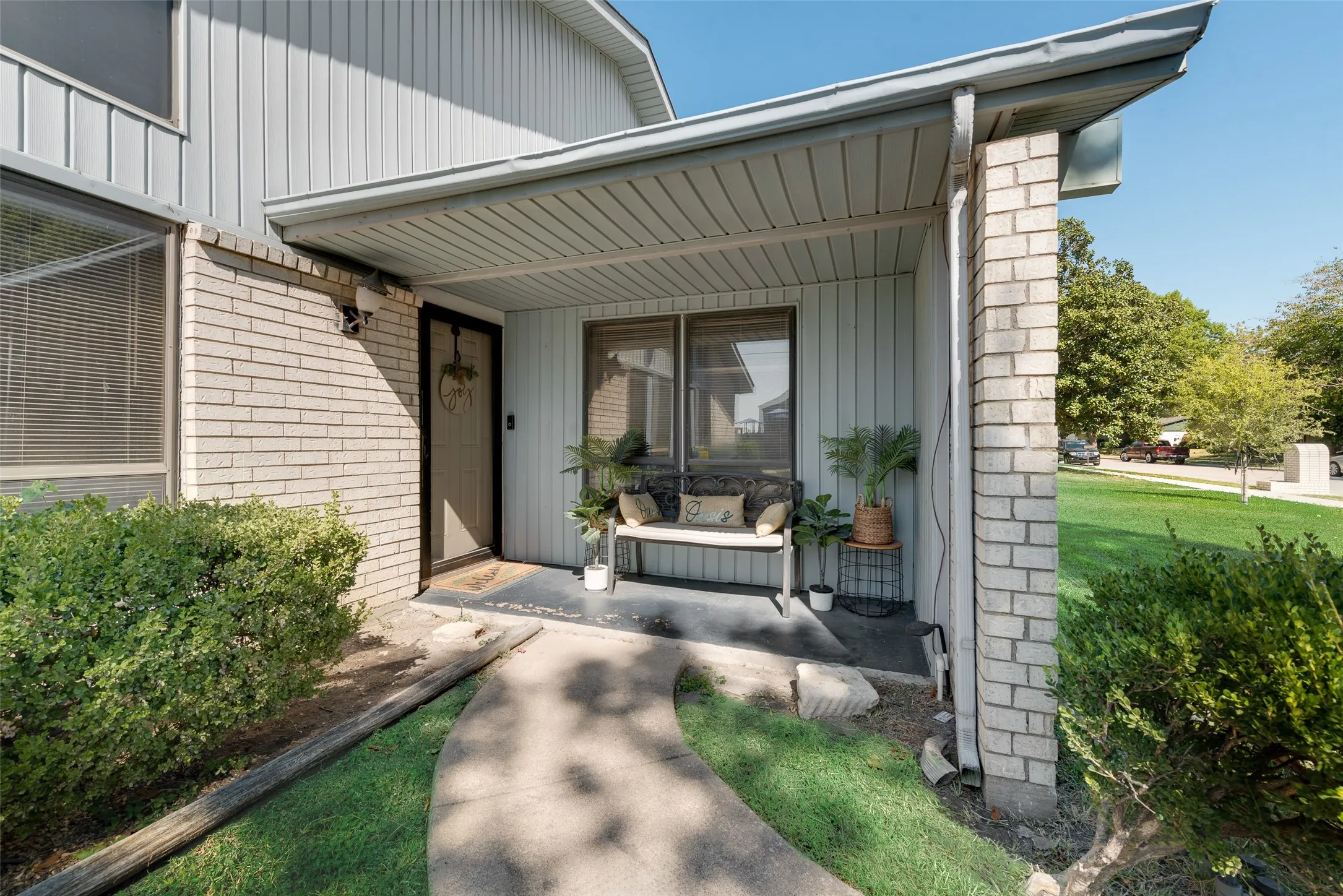 Single Family Residence For Sale in Dallas County , 5329 Daytona Drive, Garland, Texas 75043, 4 Bedroom, 2 Bathroom, 2 Garage spaces, 1,954 Sqft, built in 1974, mls#21352727, Real Estate Agent in Garland, Homes For Sale in Dallas county, Homes For Sale in Garland, Realtor in Garland Texas, Real Estate Brokerage Independent Realty Texas, Luminita Cordes Realtor