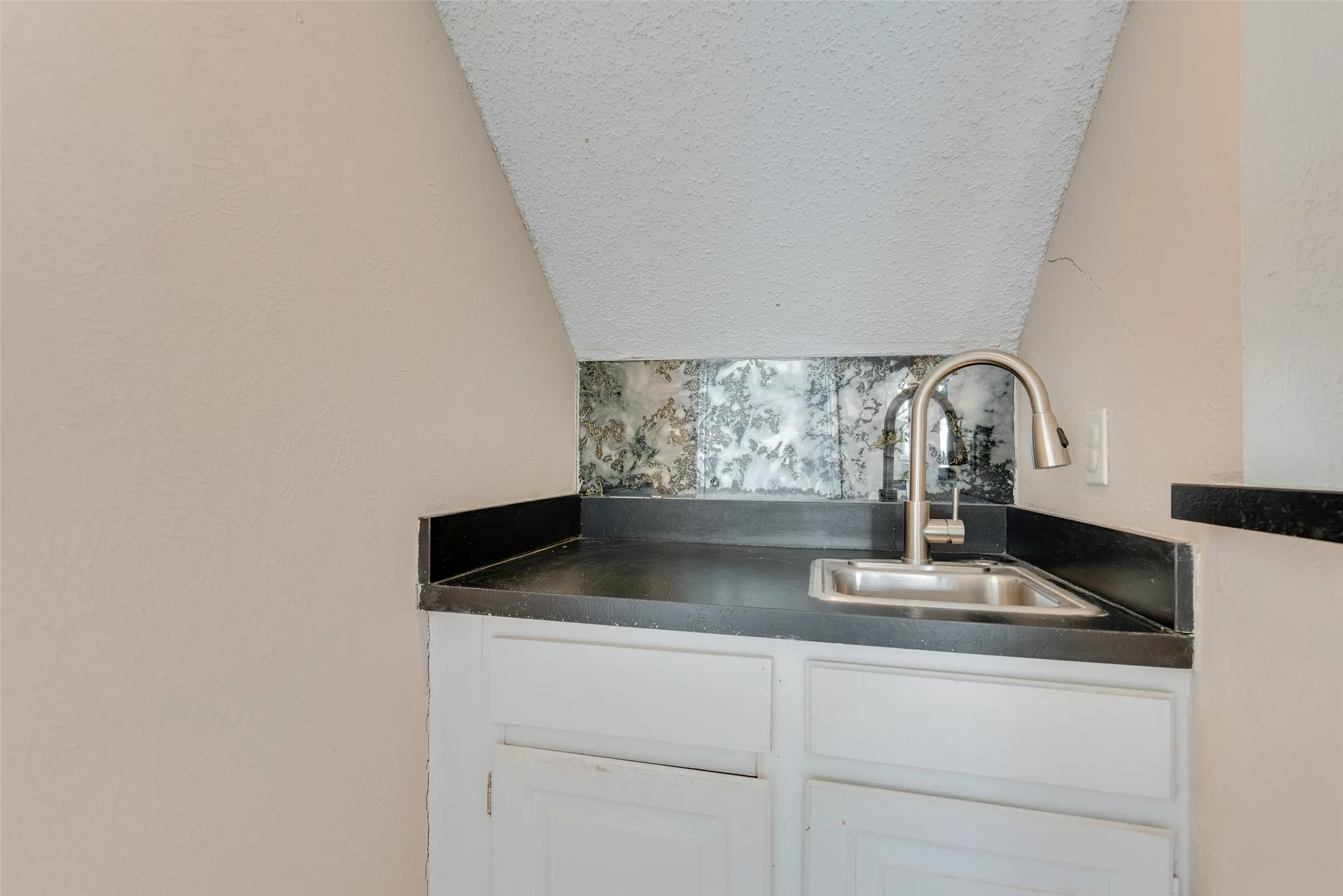 Single Family Residence For Sale in Dallas County , 5329 Daytona Drive, Garland, Texas 75043, 4 Bedroom, 2 Bathroom, 2 Garage spaces, 1,954 Sqft, built in 1974, mls#21352727, Real Estate Agent in Garland, Homes For Sale in Dallas county, Homes For Sale in Garland, Realtor in Garland Texas, Real Estate Brokerage Independent Realty Texas, Luminita Cordes Realtor