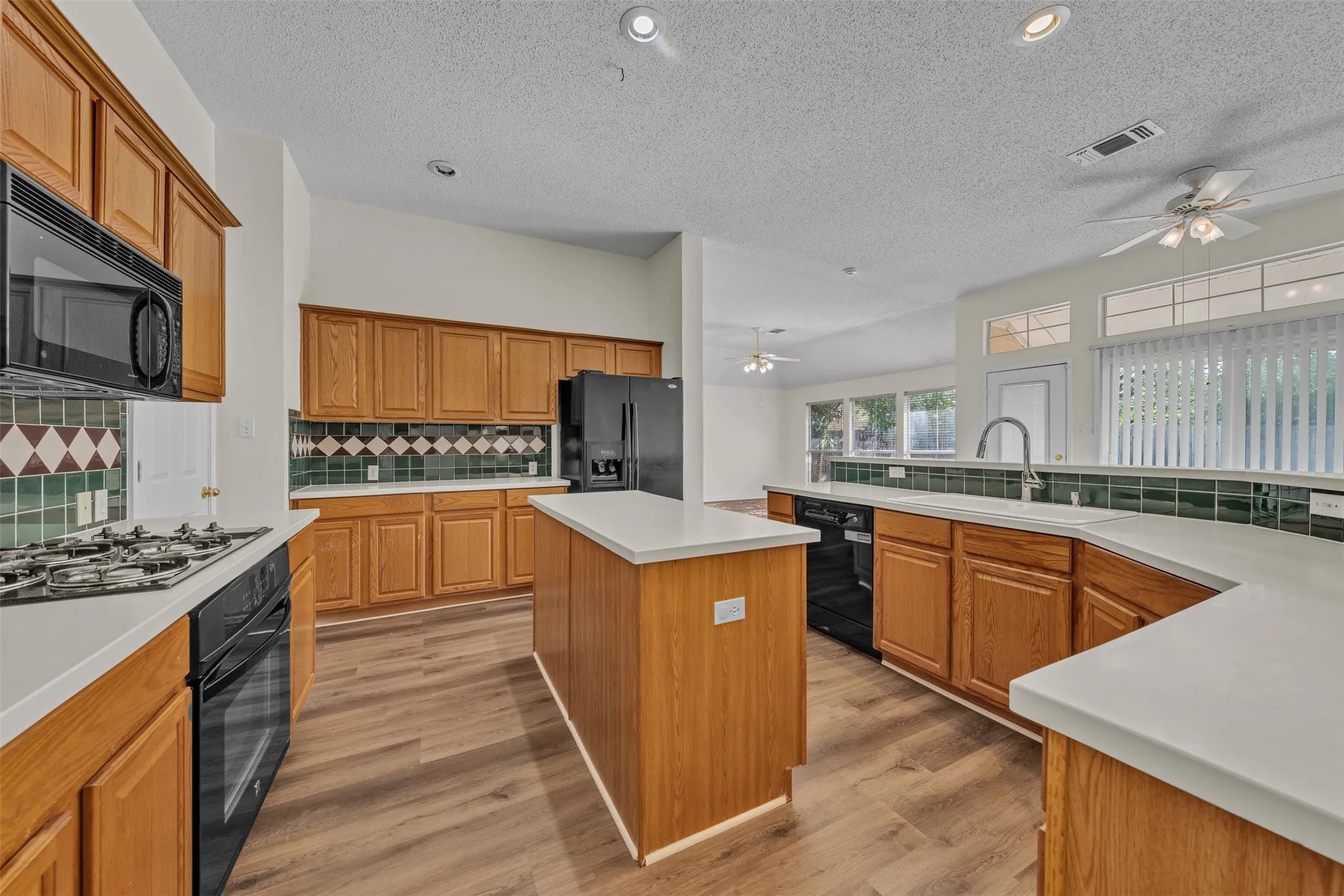 Single Family Residence For Rent in Tarrant County , 2202 Richmond Circle, Mansfield, Texas 76063, 4 Bedroom, 2 Bathroom, 2 Garage spaces, 2,321 Sqft, built in 1997, mls#21376242, Real Estate Agent in Mansfield, Homes For Rent in Tarrant county, Homes For Rent in Mansfield, Realtor in Mansfield Texas, Real Estate Brokerage Independent Realty Texas, Luminita Cordes Realtor