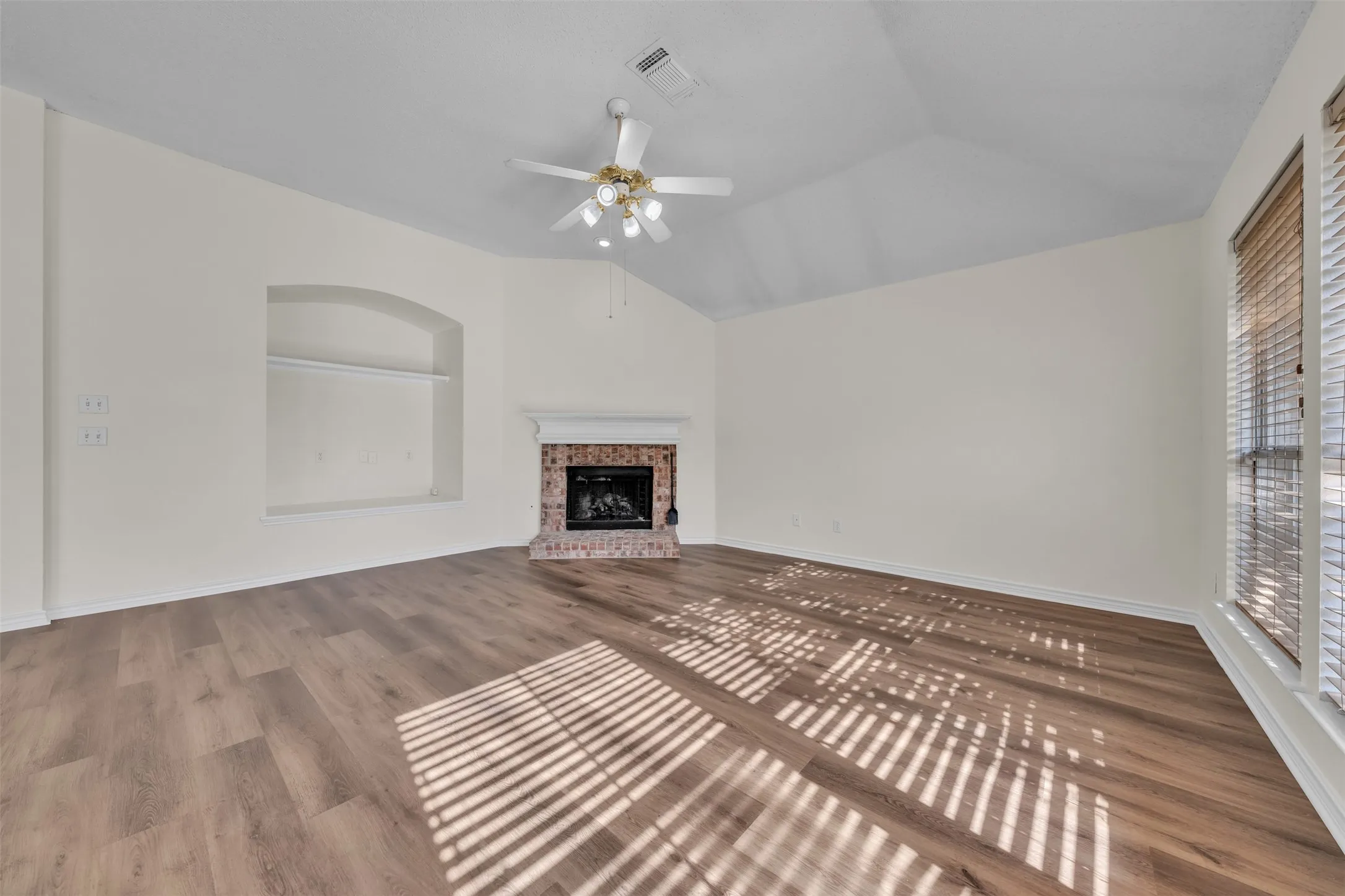 Single Family Residence For Rent in Tarrant County , 2202 Richmond Circle, Mansfield, Texas 76063, 4 Bedroom, 2 Bathroom, 2 Garage spaces, 2,321 Sqft, built in 1997, mls#21376242, Real Estate Agent in Mansfield, Homes For Rent in Tarrant county, Homes For Rent in Mansfield, Realtor in Mansfield Texas, Real Estate Brokerage Independent Realty Texas, Luminita Cordes Realtor