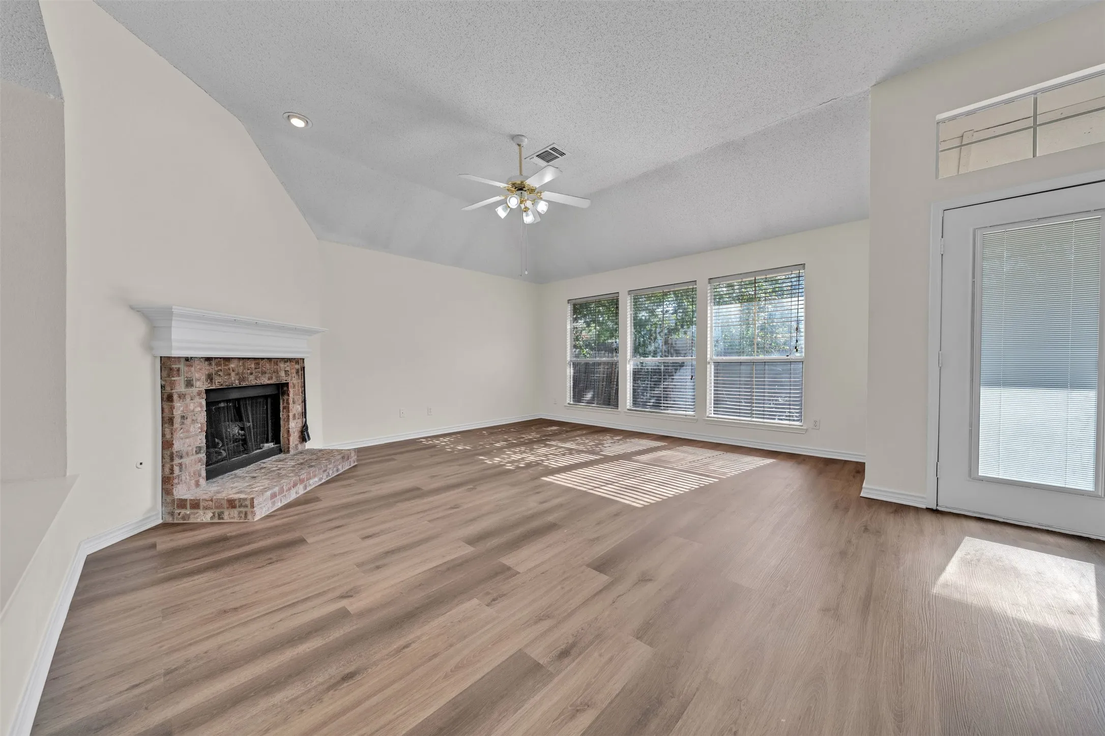 Single Family Residence For Rent in Tarrant County , 2202 Richmond Circle, Mansfield, Texas 76063, 4 Bedroom, 2 Bathroom, 2 Garage spaces, 2,321 Sqft, built in 1997, mls#21376242, Real Estate Agent in Mansfield, Homes For Rent in Tarrant county, Homes For Rent in Mansfield, Realtor in Mansfield Texas, Real Estate Brokerage Independent Realty Texas, Luminita Cordes Realtor