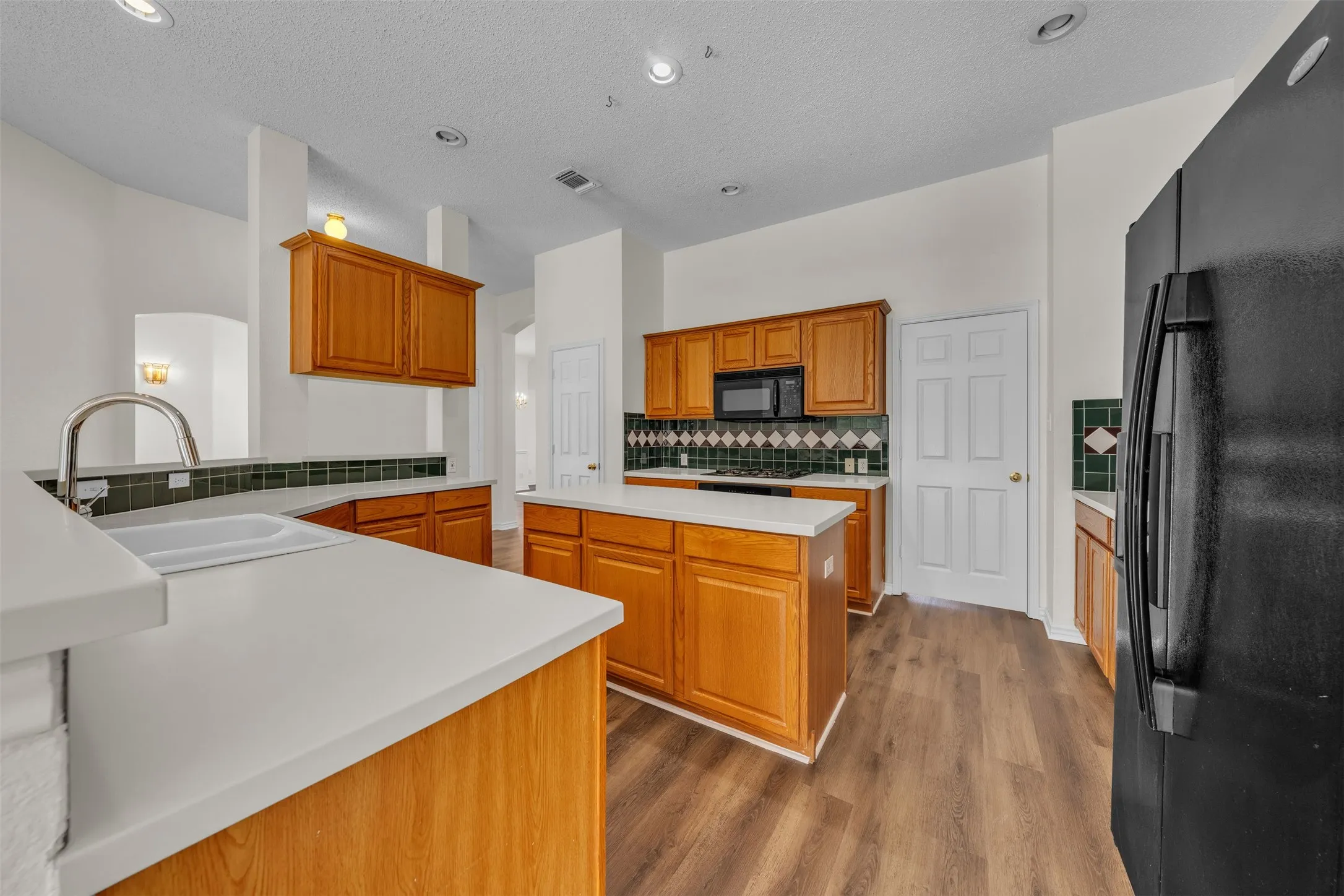 Single Family Residence For Rent in Tarrant County , 2202 Richmond Circle, Mansfield, Texas 76063, 4 Bedroom, 2 Bathroom, 2 Garage spaces, 2,321 Sqft, built in 1997, mls#21376242, Real Estate Agent in Mansfield, Homes For Rent in Tarrant county, Homes For Rent in Mansfield, Realtor in Mansfield Texas, Real Estate Brokerage Independent Realty Texas, Luminita Cordes Realtor