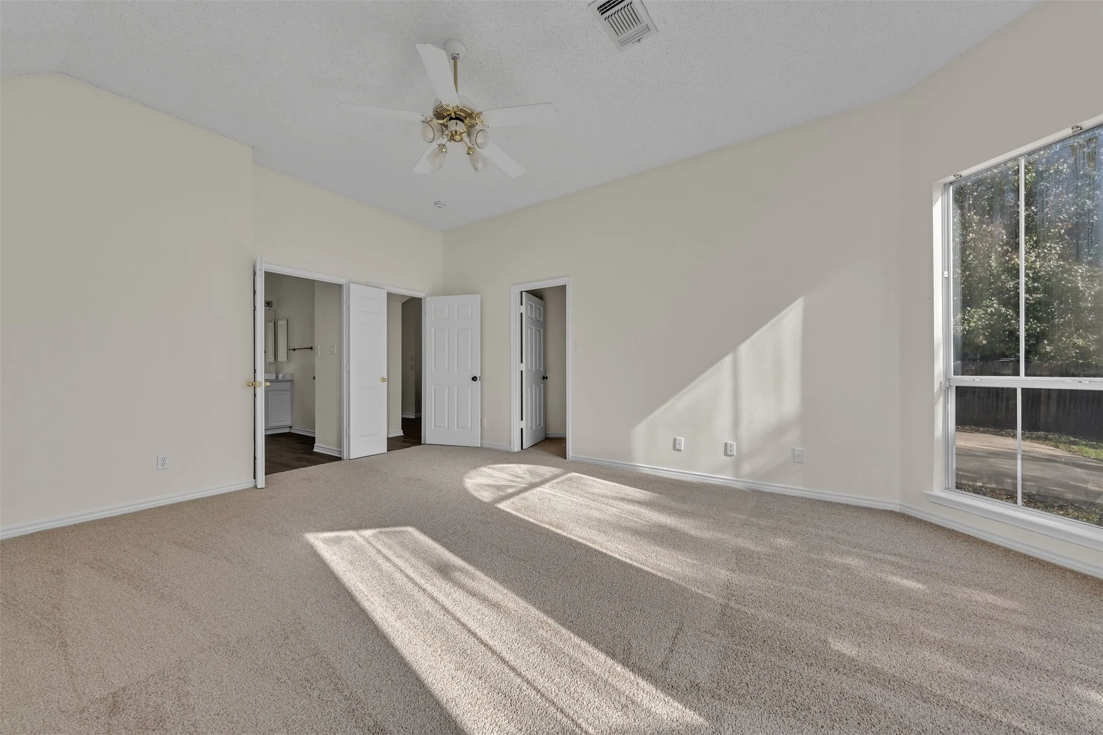 Single Family Residence For Rent in Tarrant County , 2202 Richmond Circle, Mansfield, Texas 76063, 4 Bedroom, 2 Bathroom, 2 Garage spaces, 2,321 Sqft, built in 1997, mls#21376242, Real Estate Agent in Mansfield, Homes For Rent in Tarrant county, Homes For Rent in Mansfield, Realtor in Mansfield Texas, Real Estate Brokerage Independent Realty Texas, Luminita Cordes Realtor