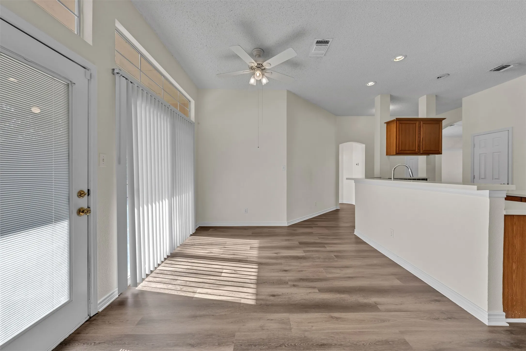 Single Family Residence For Rent in Tarrant County , 2202 Richmond Circle, Mansfield, Texas 76063, 4 Bedroom, 2 Bathroom, 2 Garage spaces, 2,321 Sqft, built in 1997, mls#21376242, Real Estate Agent in Mansfield, Homes For Rent in Tarrant county, Homes For Rent in Mansfield, Realtor in Mansfield Texas, Real Estate Brokerage Independent Realty Texas, Luminita Cordes Realtor