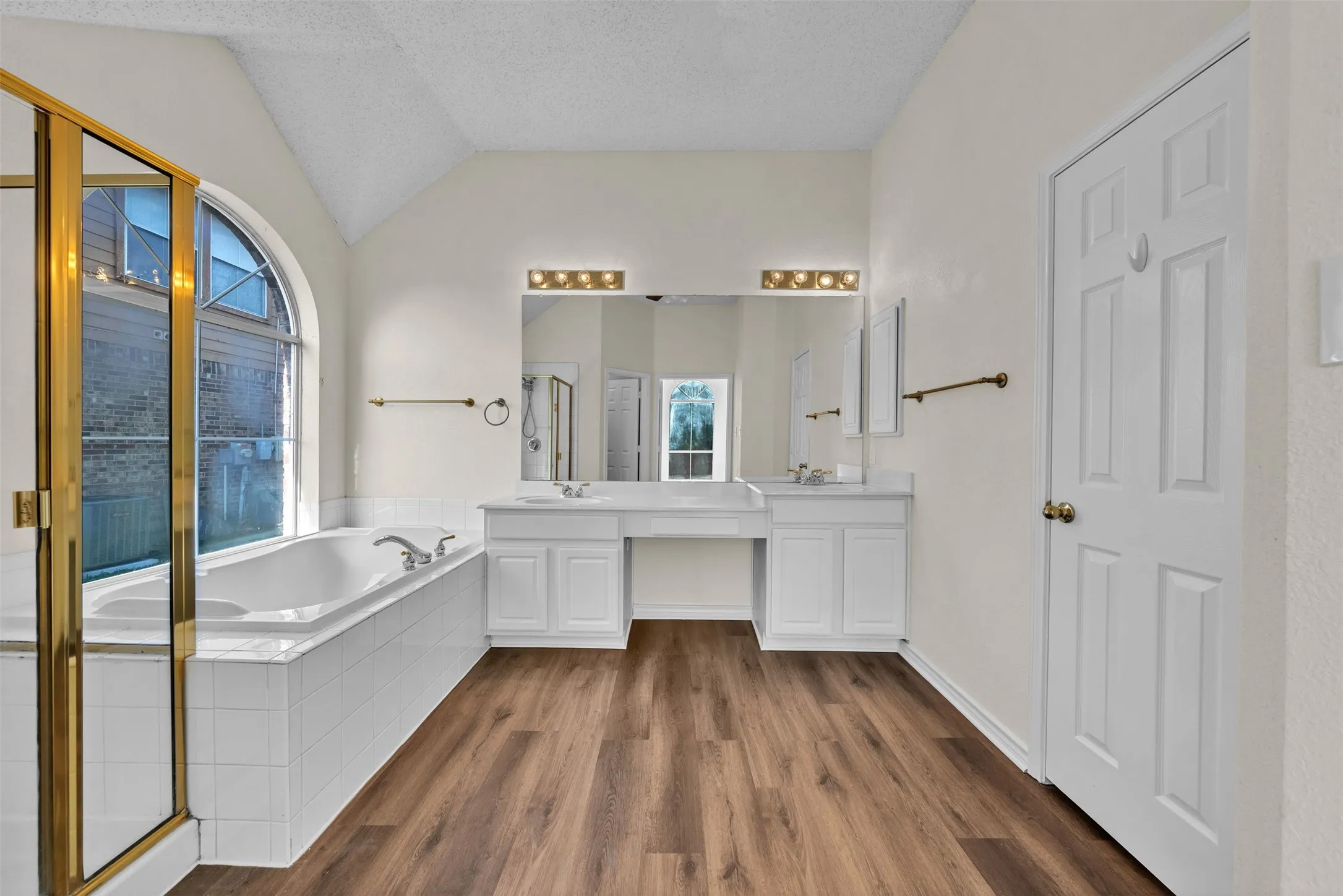 Single Family Residence For Rent in Tarrant County , 2202 Richmond Circle, Mansfield, Texas 76063, 4 Bedroom, 2 Bathroom, 2 Garage spaces, 2,321 Sqft, built in 1997, mls#21376242, Real Estate Agent in Mansfield, Homes For Rent in Tarrant county, Homes For Rent in Mansfield, Realtor in Mansfield Texas, Real Estate Brokerage Independent Realty Texas, Luminita Cordes Realtor