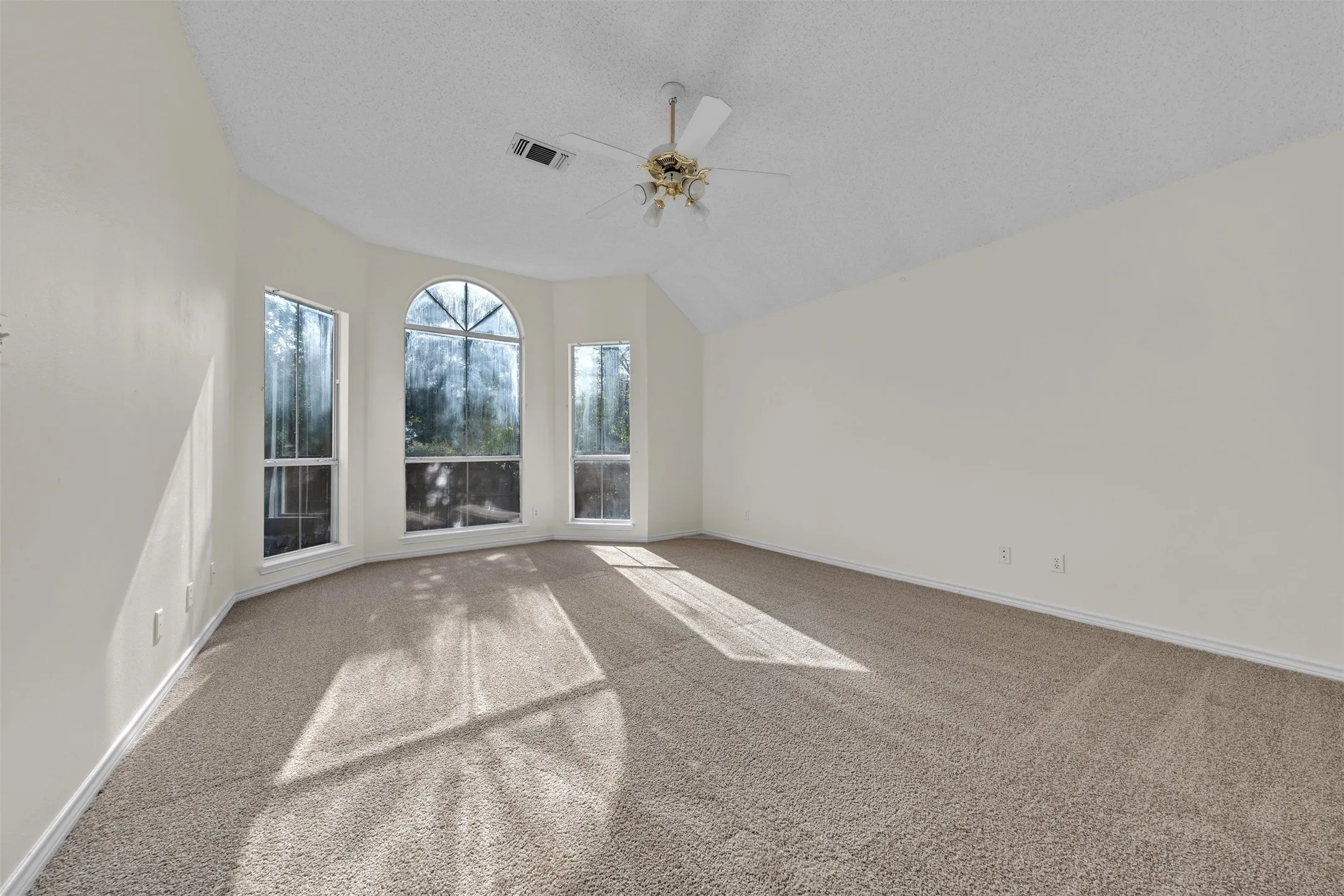 Single Family Residence For Rent in Tarrant County , 2202 Richmond Circle, Mansfield, Texas 76063, 4 Bedroom, 2 Bathroom, 2 Garage spaces, 2,321 Sqft, built in 1997, mls#21376242, Real Estate Agent in Mansfield, Homes For Rent in Tarrant county, Homes For Rent in Mansfield, Realtor in Mansfield Texas, Real Estate Brokerage Independent Realty Texas, Luminita Cordes Realtor