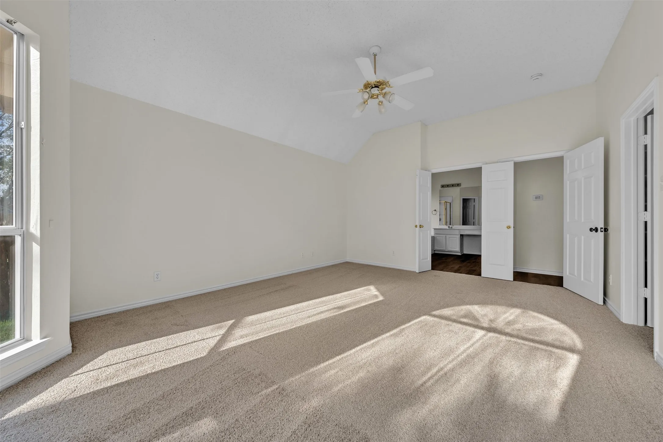 Single Family Residence For Rent in Tarrant County , 2202 Richmond Circle, Mansfield, Texas 76063, 4 Bedroom, 2 Bathroom, 2 Garage spaces, 2,321 Sqft, built in 1997, mls#21376242, Real Estate Agent in Mansfield, Homes For Rent in Tarrant county, Homes For Rent in Mansfield, Realtor in Mansfield Texas, Real Estate Brokerage Independent Realty Texas, Luminita Cordes Realtor