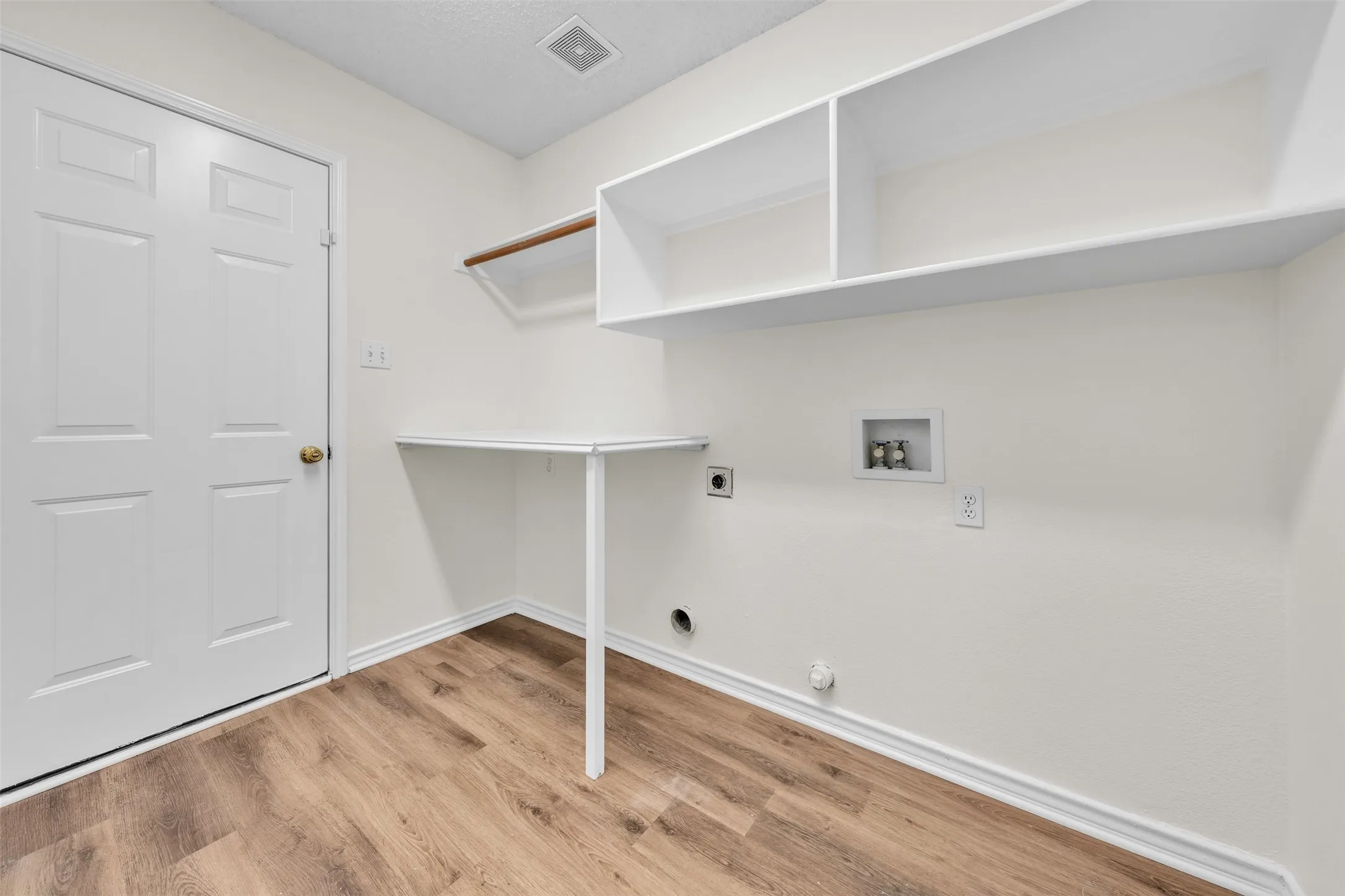 Single Family Residence For Rent in Tarrant County , 2202 Richmond Circle, Mansfield, Texas 76063, 4 Bedroom, 2 Bathroom, 2 Garage spaces, 2,321 Sqft, built in 1997, mls#21376242, Real Estate Agent in Mansfield, Homes For Rent in Tarrant county, Homes For Rent in Mansfield, Realtor in Mansfield Texas, Real Estate Brokerage Independent Realty Texas, Luminita Cordes Realtor