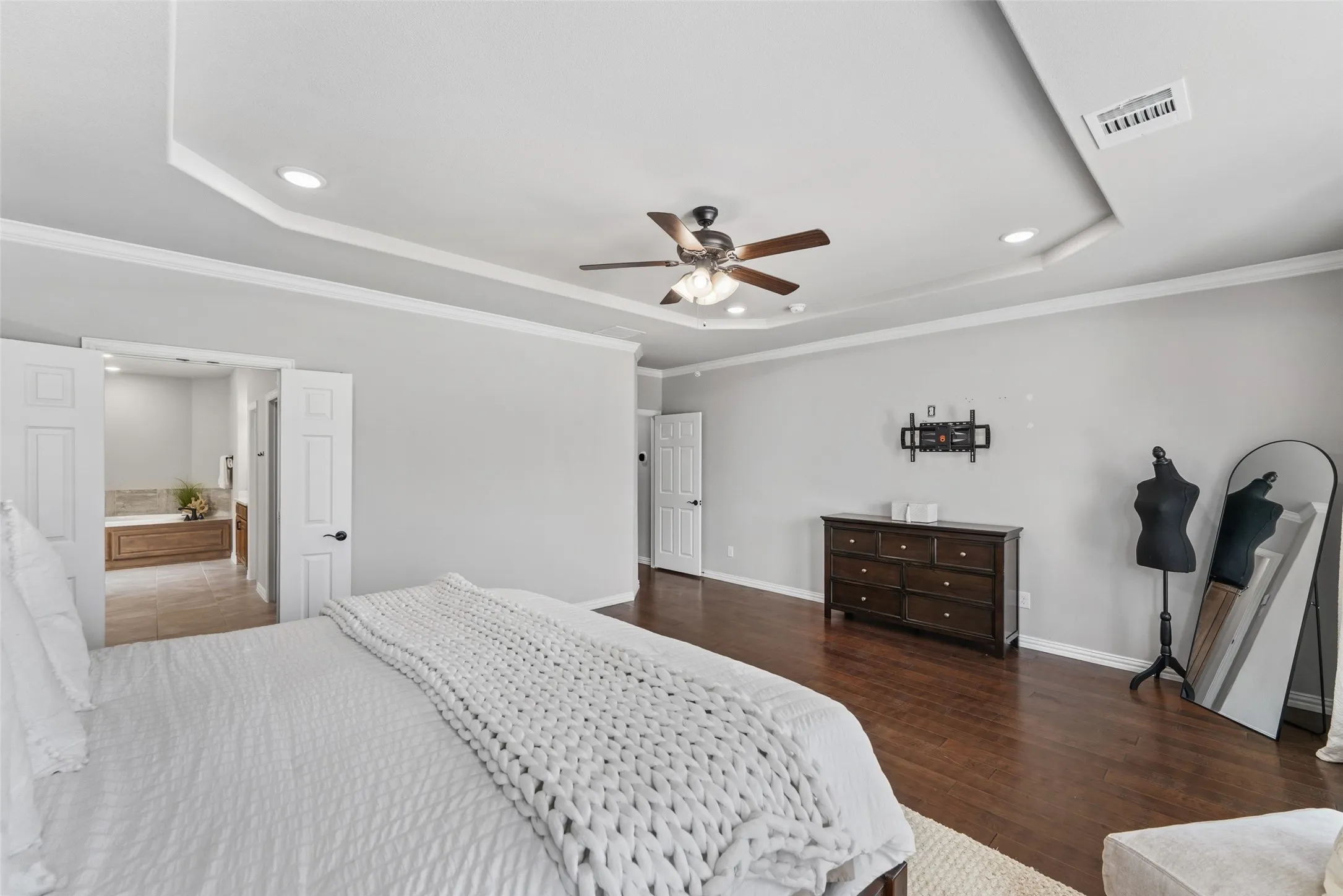 Tray ceiling with recessed lighting and crown molding