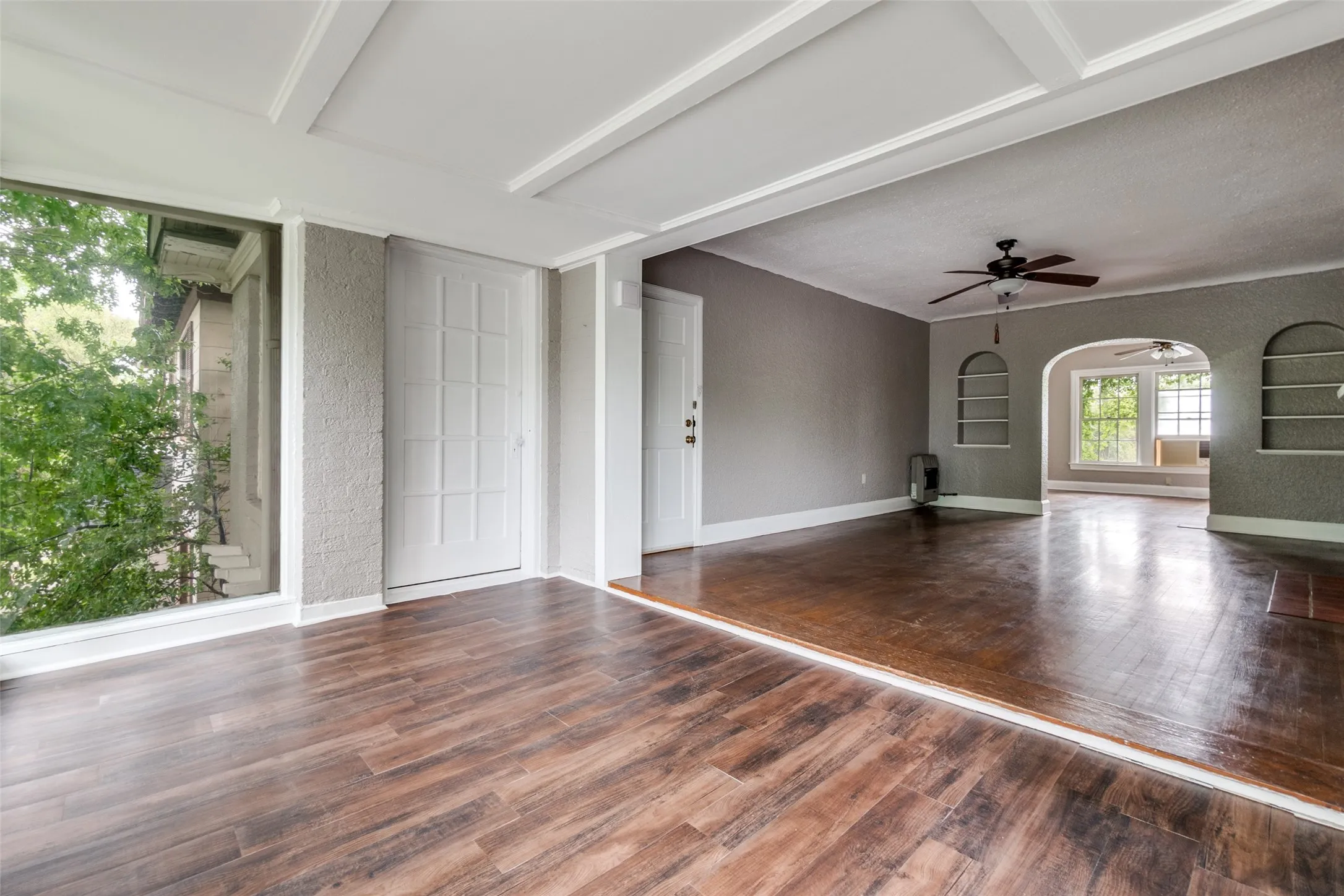 Duplex For Rent in Dallas County , 4133 Hawthorne Avenue, Dallas, Texas 75219, 2 Bedroom, 1 Bathroom, Garage spaces, 1,300 Sqft, built in 1931, mls#21377637, Real Estate Agent in Dallas, Homes For Rent in Dallas county, Homes For Rent in Dallas, Realtor in Dallas Texas, Real Estate Brokerage Independent Realty Texas, Luminita Cordes Realtor