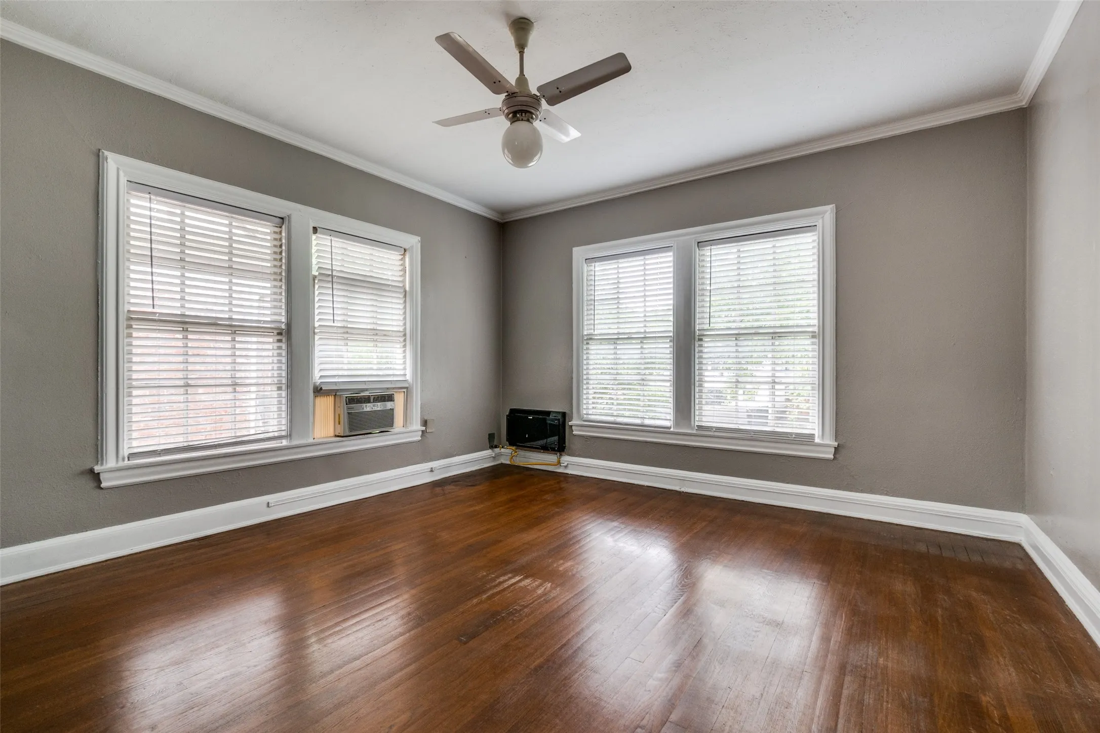 Duplex For Rent in Dallas County , 4133 Hawthorne Avenue, Dallas, Texas 75219, 2 Bedroom, 1 Bathroom, Garage spaces, 1,300 Sqft, built in 1931, mls#21377637, Real Estate Agent in Dallas, Homes For Rent in Dallas county, Homes For Rent in Dallas, Realtor in Dallas Texas, Real Estate Brokerage Independent Realty Texas, Luminita Cordes Realtor