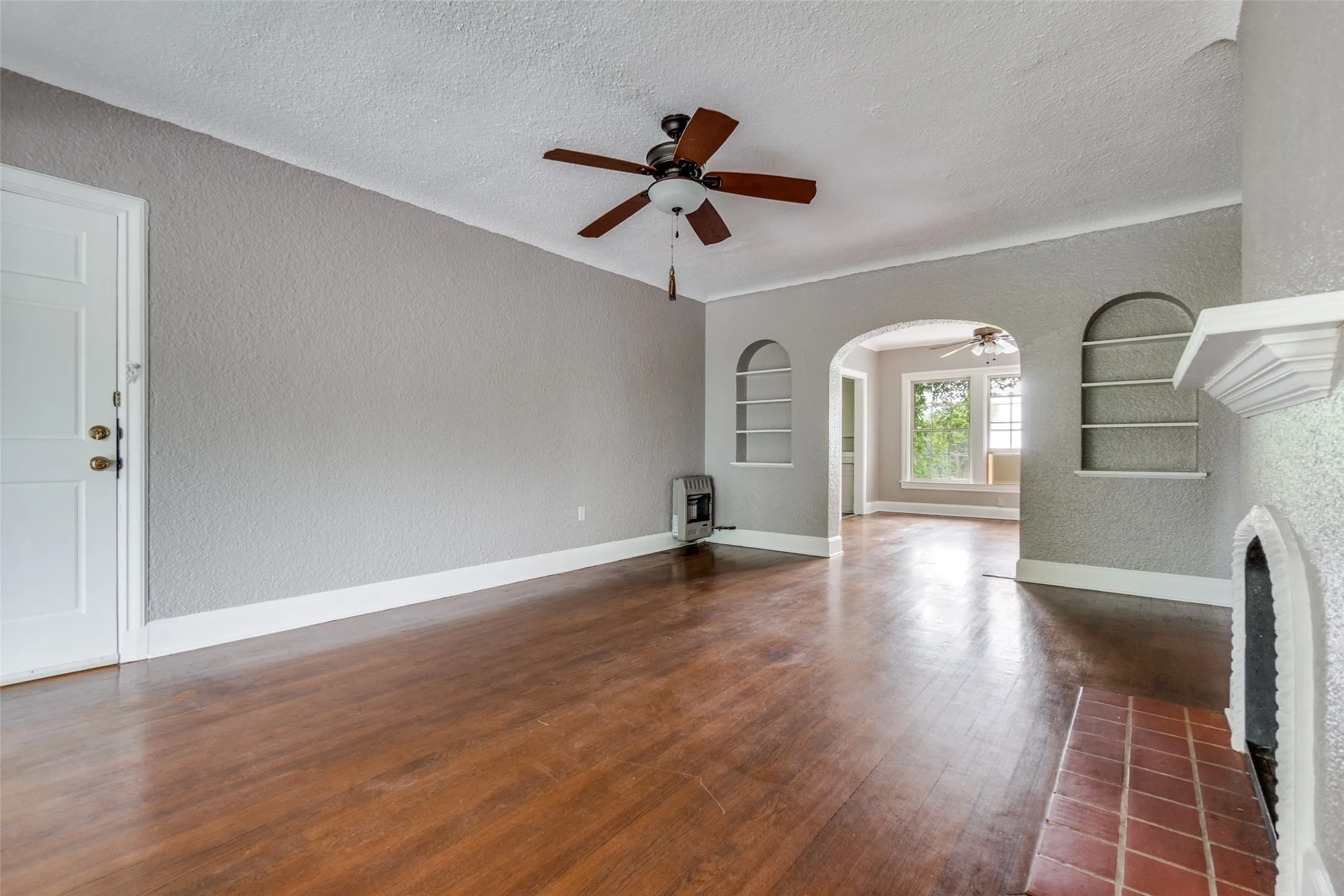 Duplex For Rent in Dallas County , 4133 Hawthorne Avenue, Dallas, Texas 75219, 2 Bedroom, 1 Bathroom, Garage spaces, 1,300 Sqft, built in 1931, mls#21377637, Real Estate Agent in Dallas, Homes For Rent in Dallas county, Homes For Rent in Dallas, Realtor in Dallas Texas, Real Estate Brokerage Independent Realty Texas, Luminita Cordes Realtor